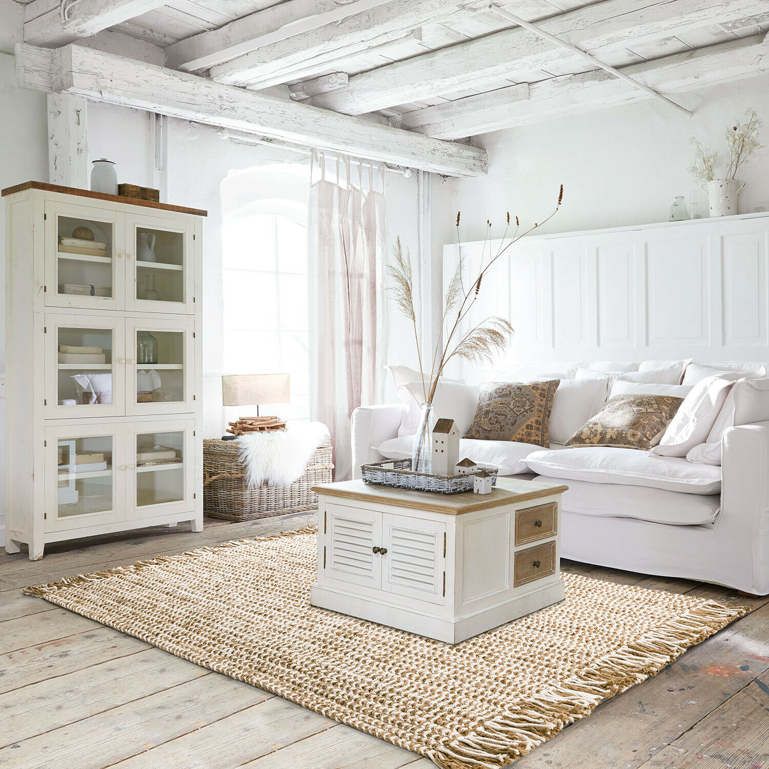 Tappeto Yrundal Soggiorno luminoso con divano bianco, mobile in legno chiaro e tappeto naturale in juta, stile scandinavo