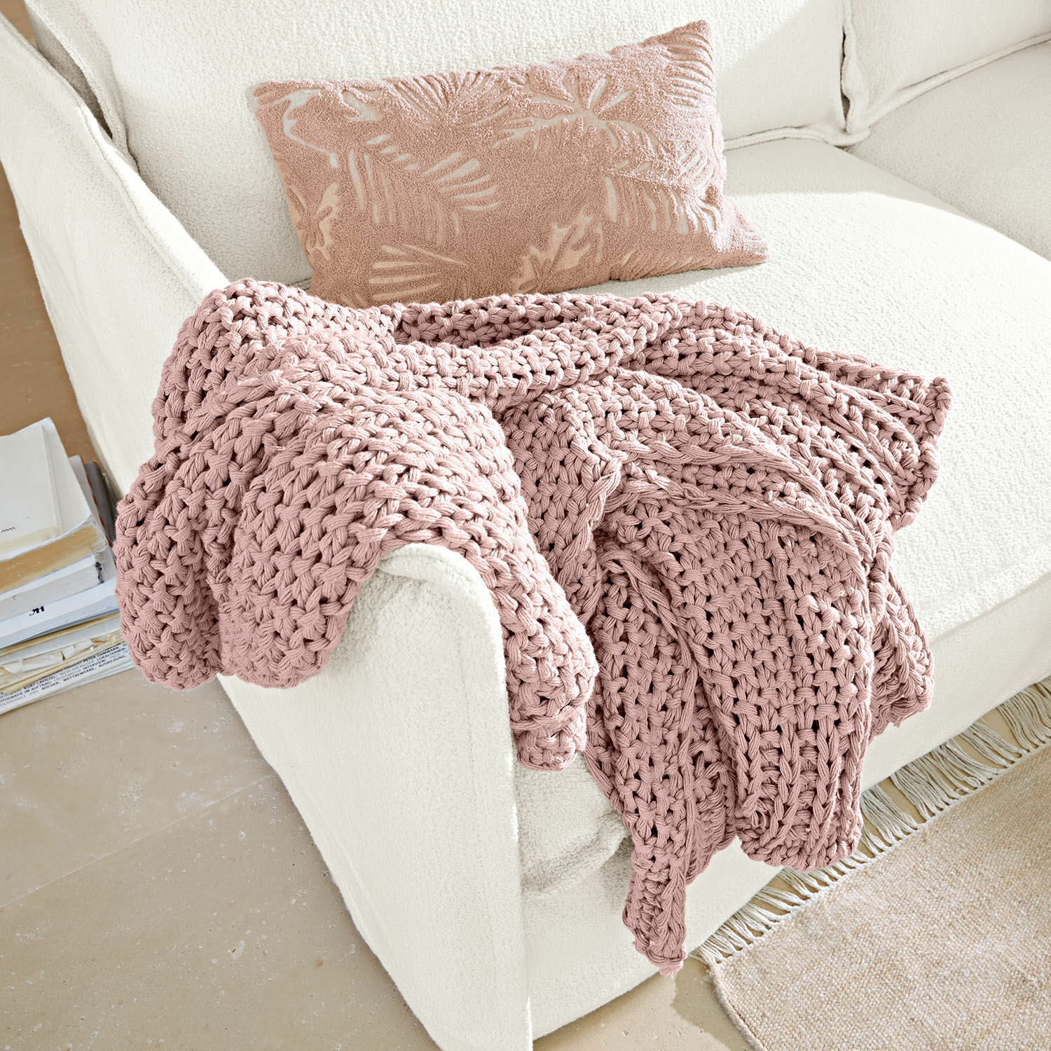 Plaid Plixoren Coperta rosa spessa lavorata a maglia su divano bianco con cuscino decorativo a foglie, morbida e accogliente