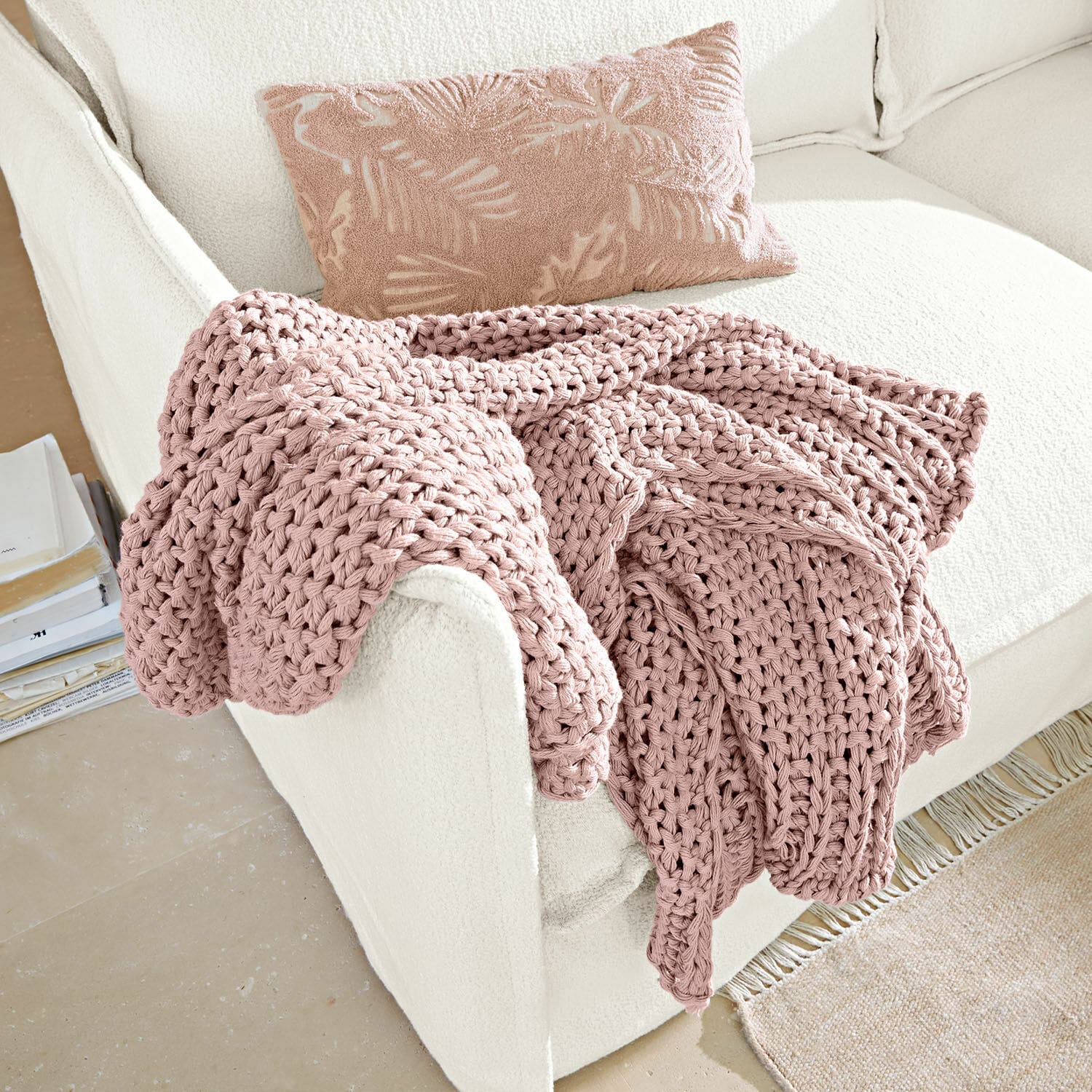 Plaid Plixoren Coperta rosa spessa lavorata a maglia su divano bianco con cuscino decorativo a foglie, morbida e accogliente