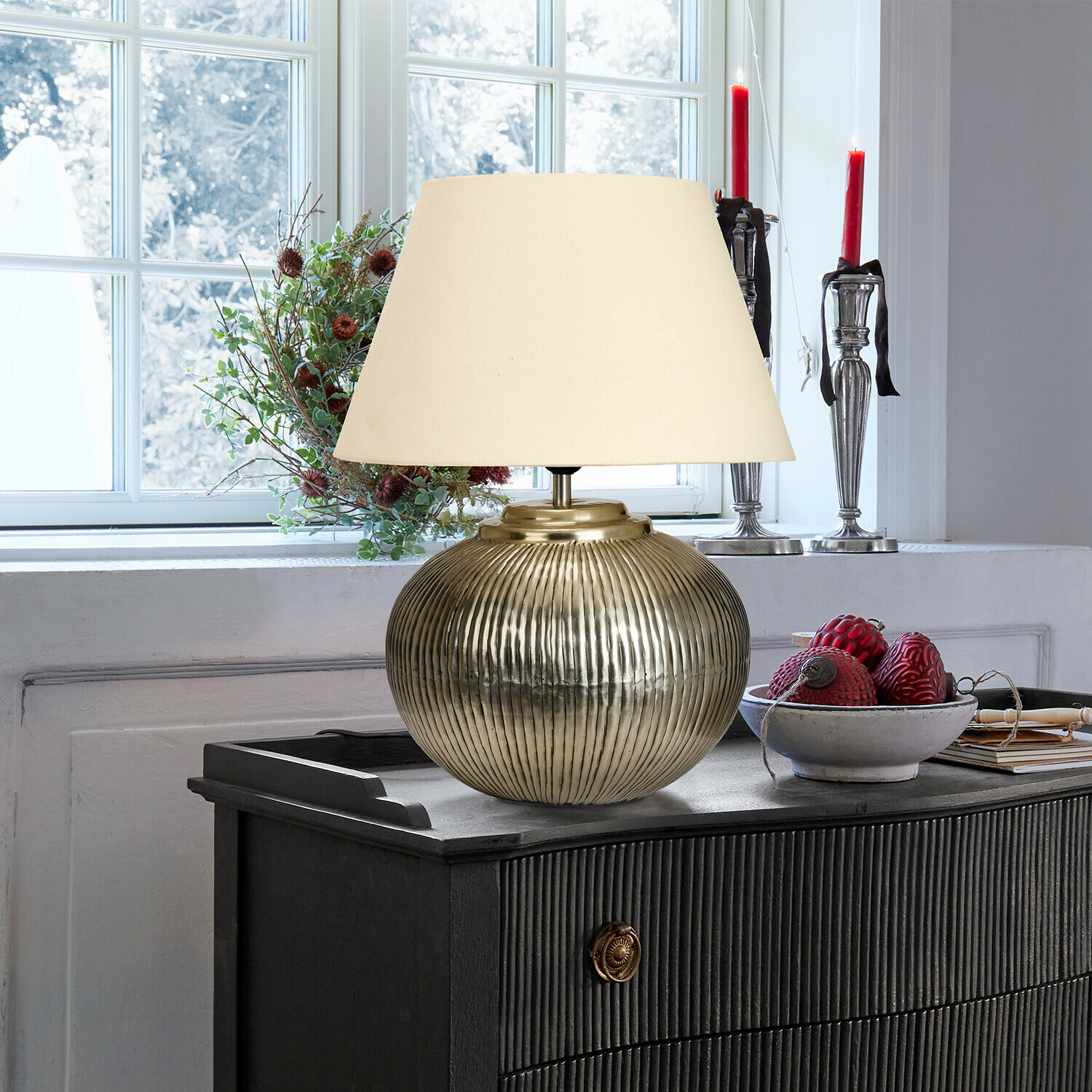 Lampada da tavolo Rosélune Lampada da tavolo in ottone con paralume crema su comò nero in ambiente luminoso