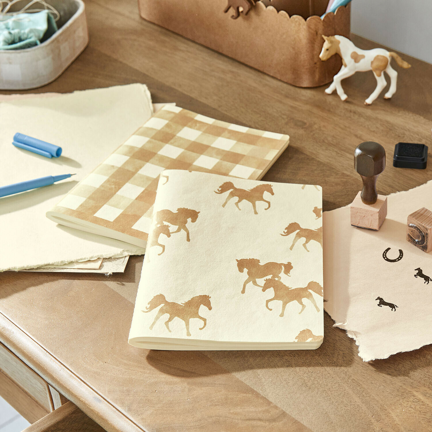 Coppia di quaderni Windermay Quaderni in carta color crema con stampa di cavalli e motivo a quadri su scrivania in legno con timbri