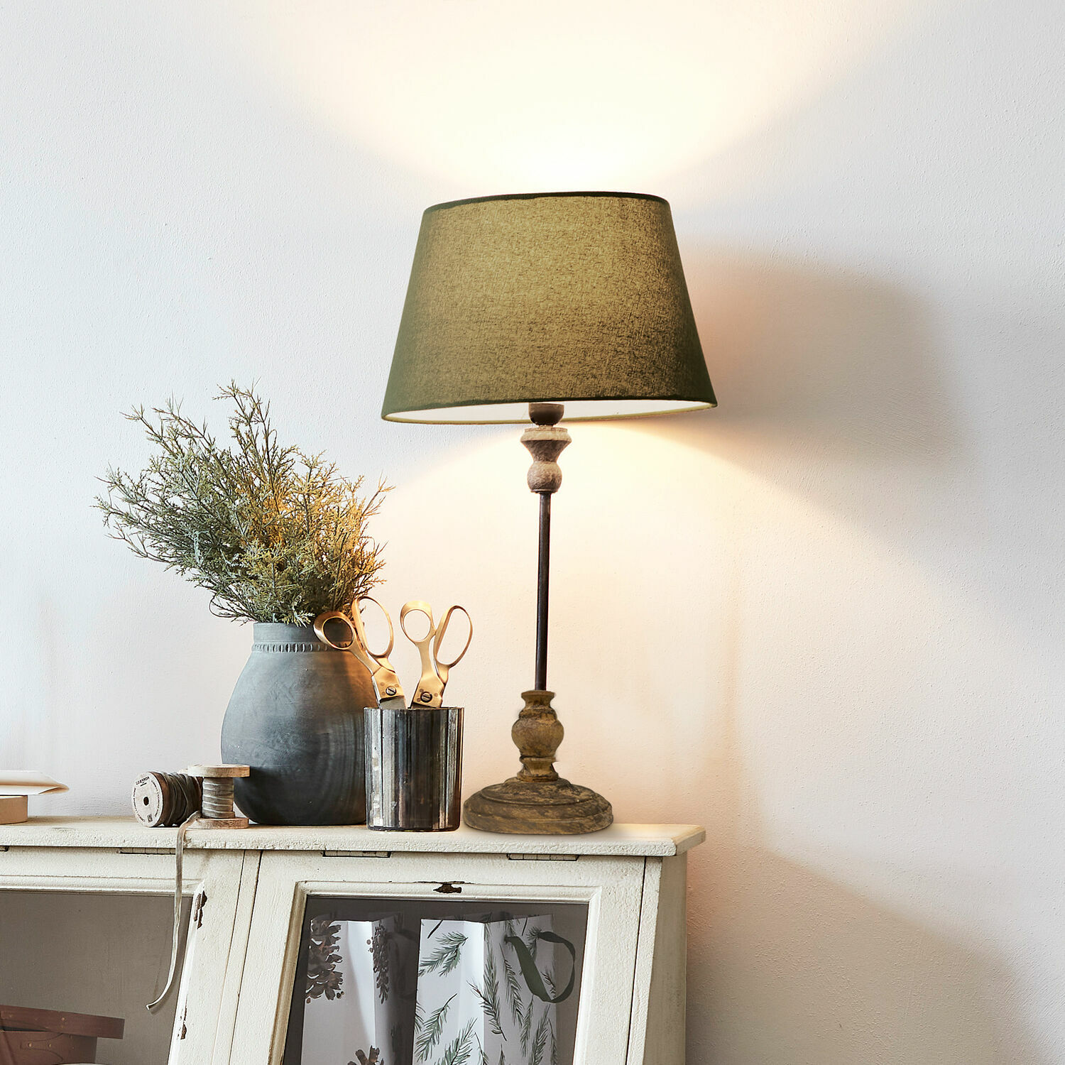 Lampada da tavolo Karlora Lampada da tavolo con paralume verde e base in legno su mobile bianco con decorazioni