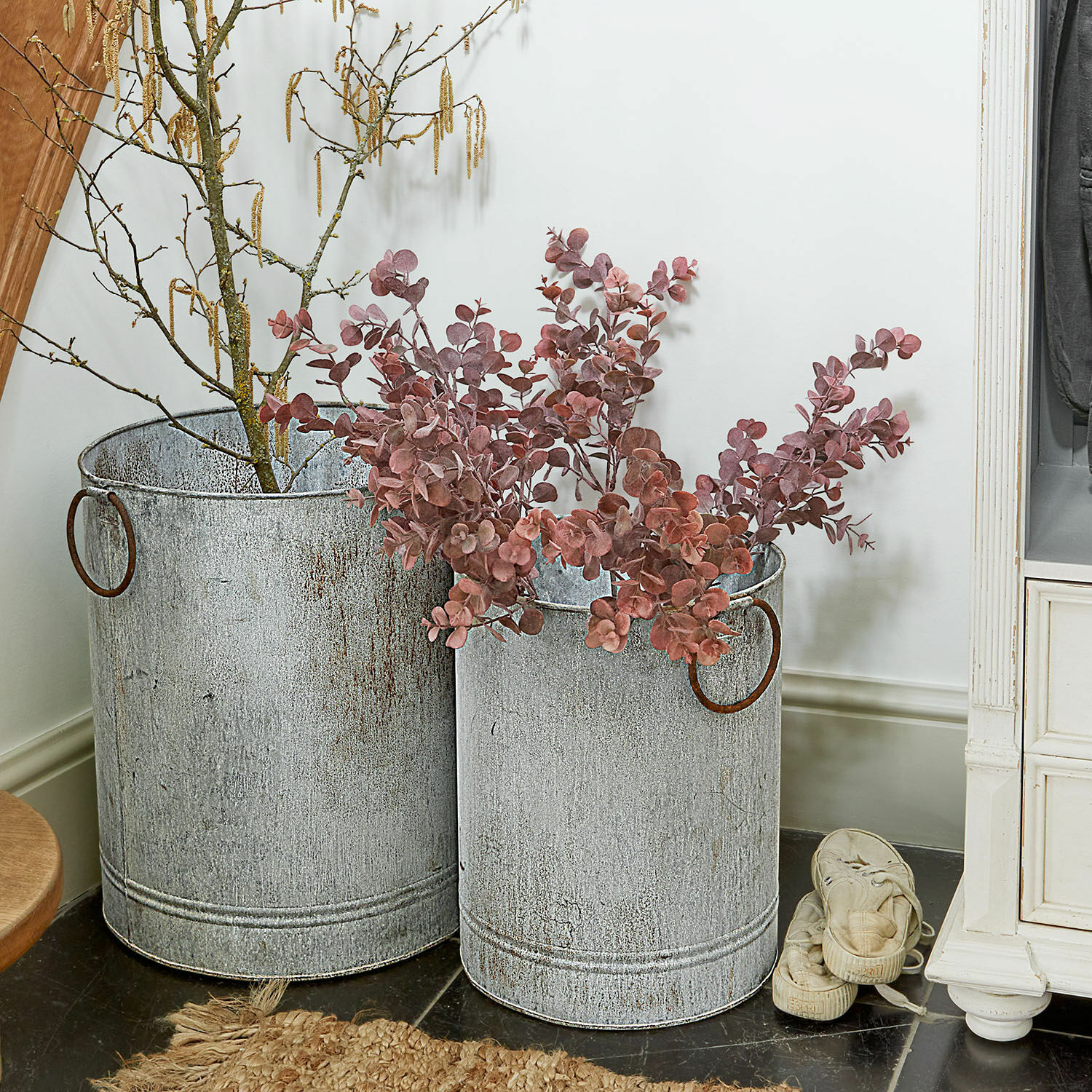 Set di 6 fiori decorativi Fleurcour Due secchi metallici grigi invecchiati con manici, decorati con rami e foglie rosse