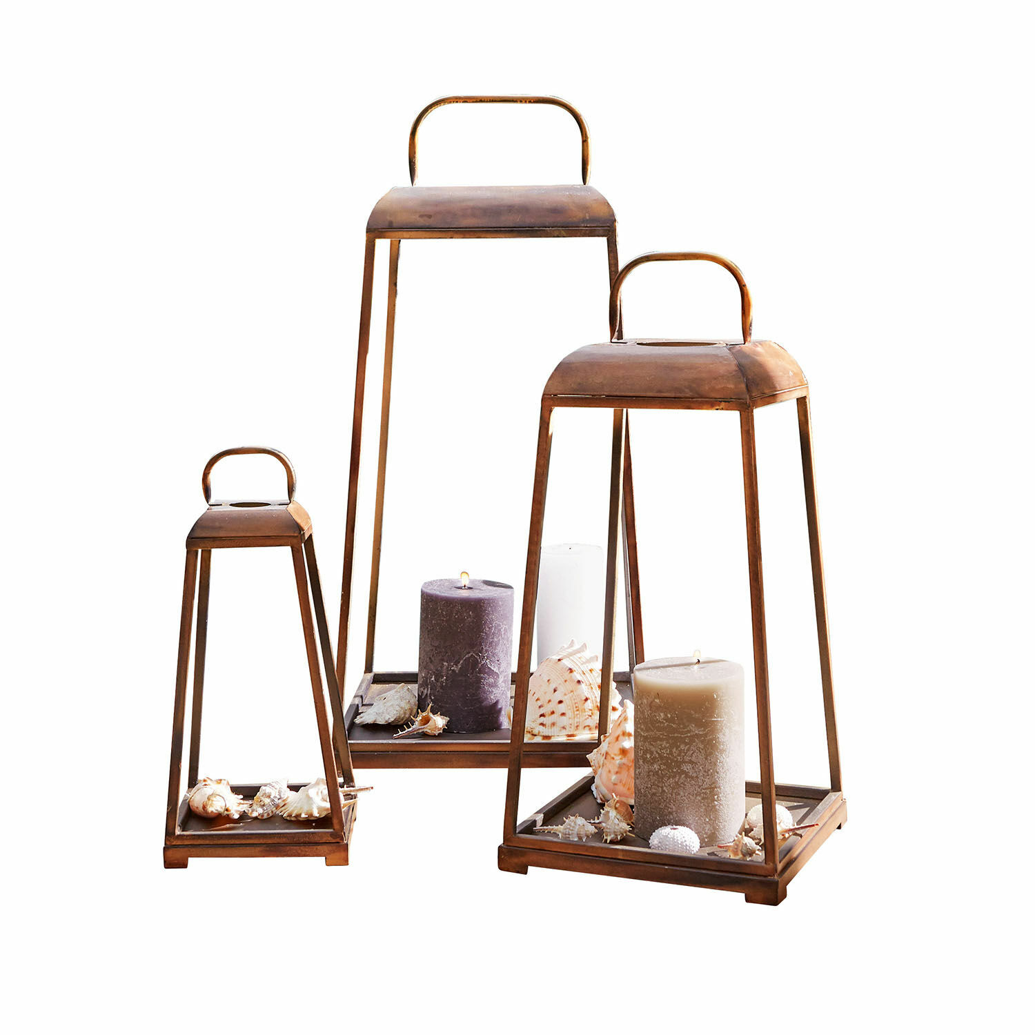 Set di 3 lanterne Martie Set di tre lanterne in rame con manici, candele e conchiglie per decorazione d'interni