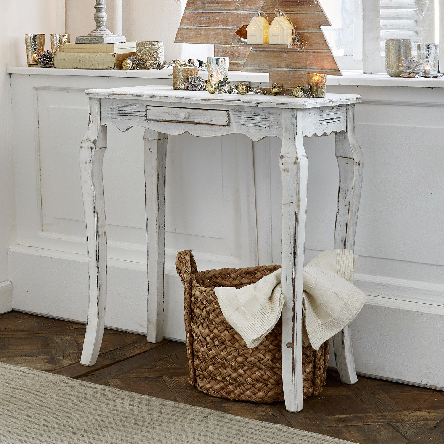 Tavolo in legno bianco stile vintage con cassetto, decorazioni natalizie e cesta intrecciata