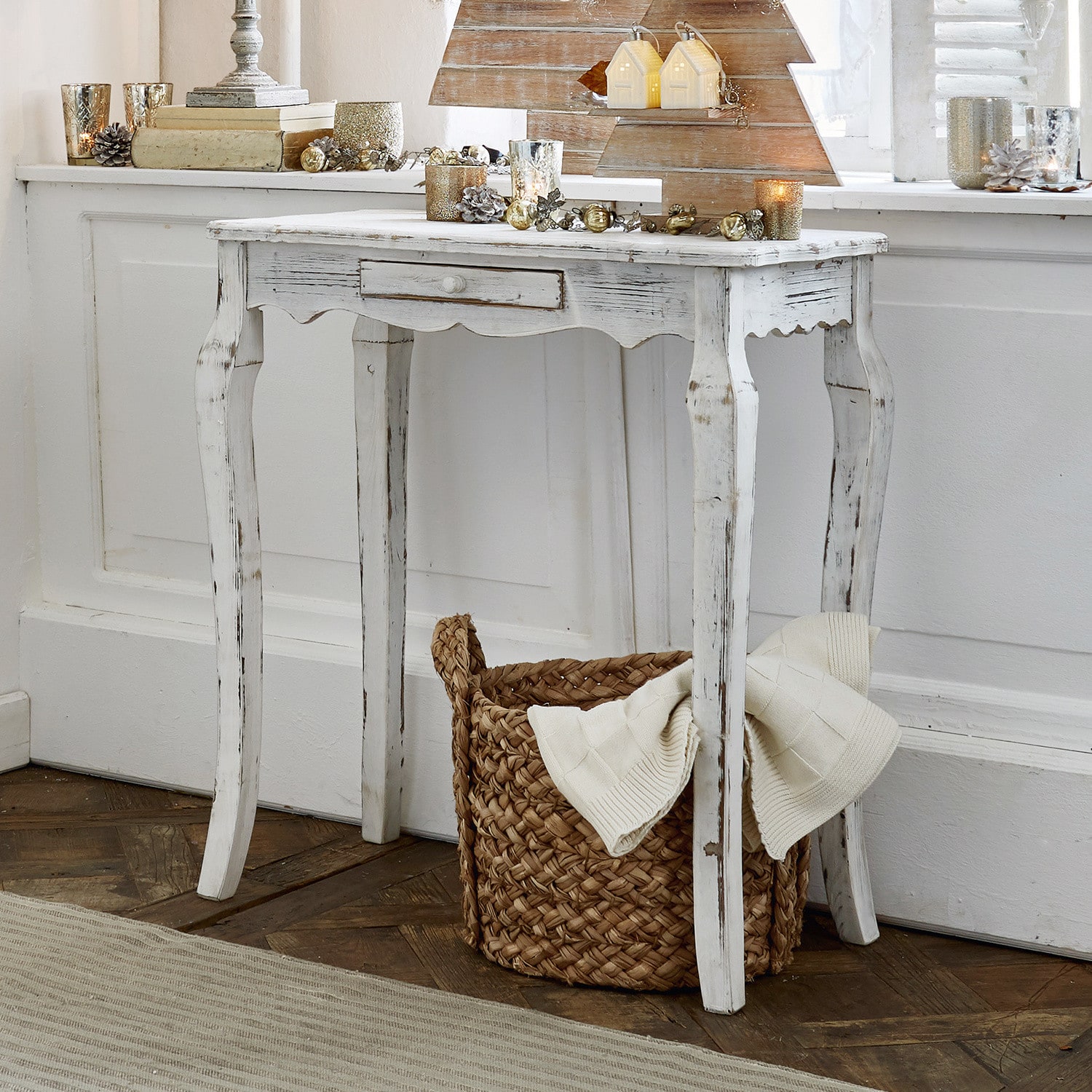 Consolle Barbey Tavolo in legno bianco stile vintage con cassetto, decorazioni natalizie e cesta intrecciata