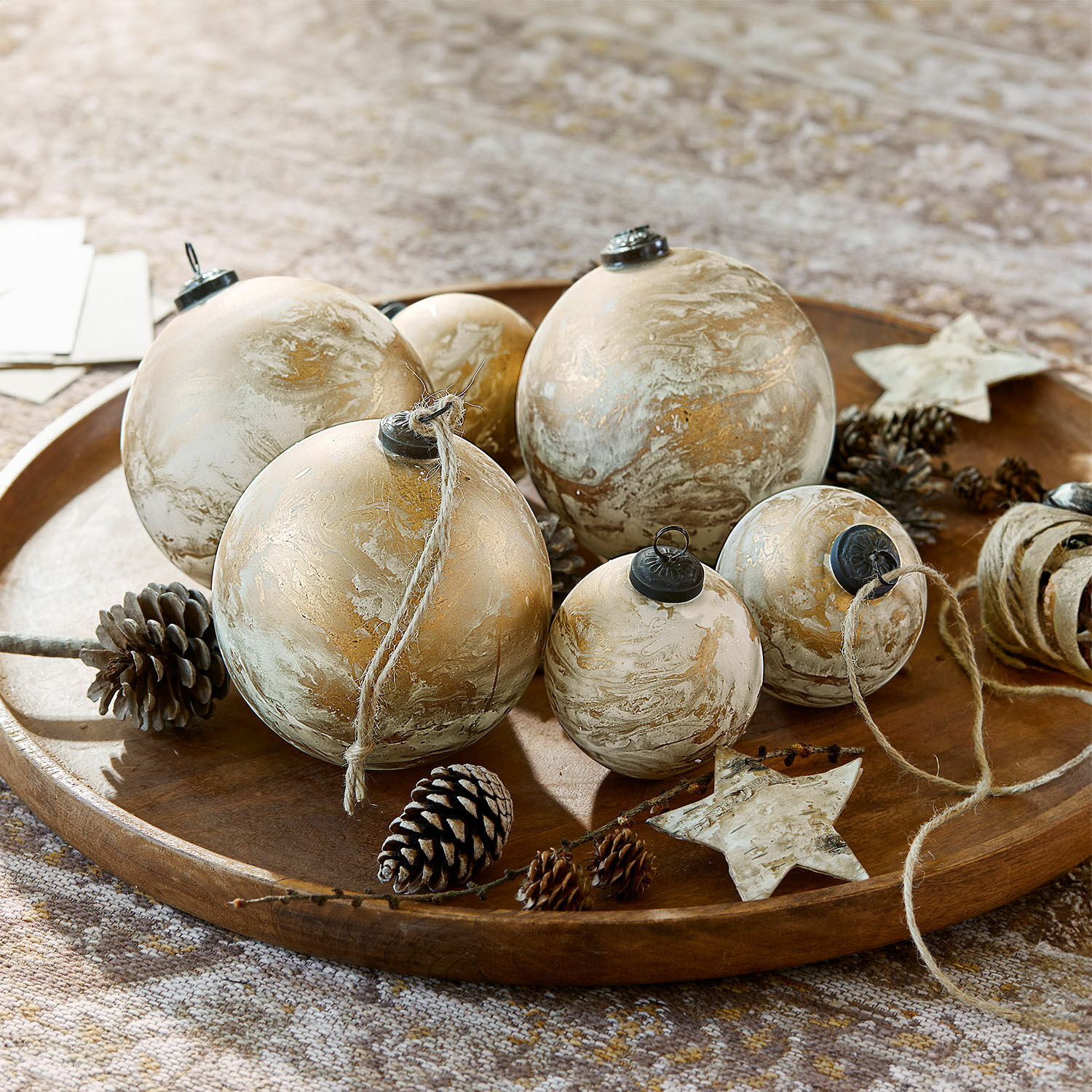 Set di 6 palline di Natale Nymeria Set di palline di Natale oro-beige con pigne naturali su vassoio decorativo in legno