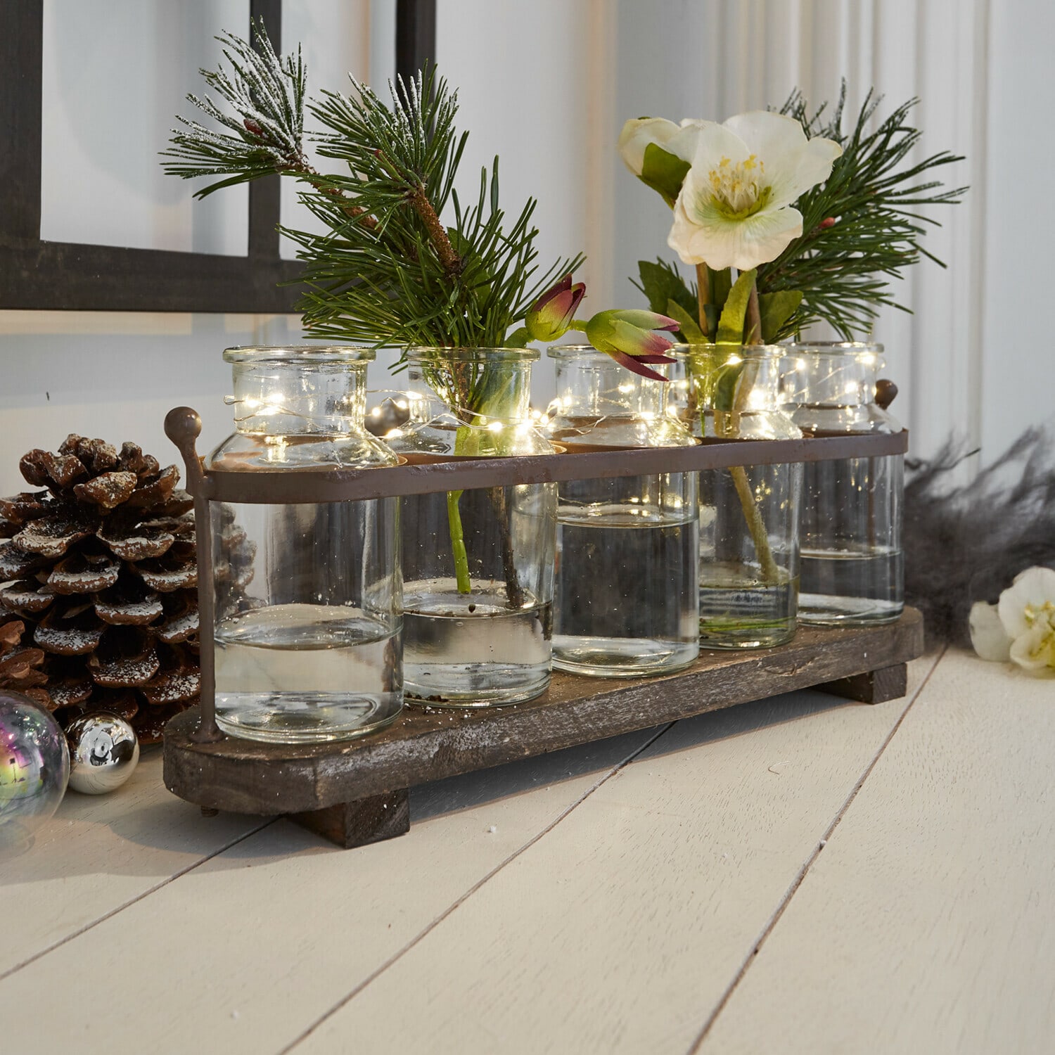 Set di 5 vasi Ranjo Set decorativo di vasi in vetro su base in legno con rami verdi e luci LED per arredamento