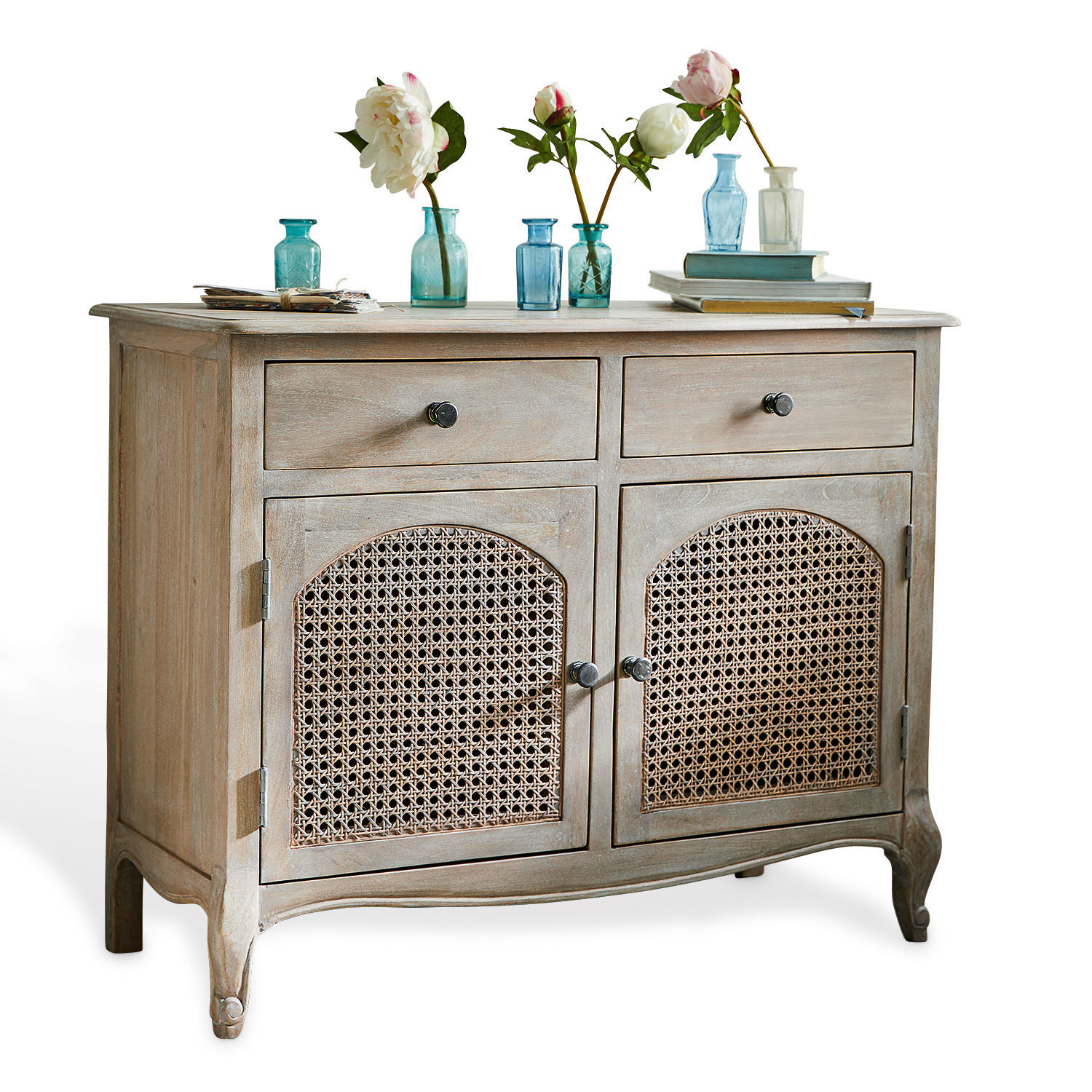Comò Truso Credenza grigia in legno con ante in rattan e due cassetti, decorata con vasi di vetro blu