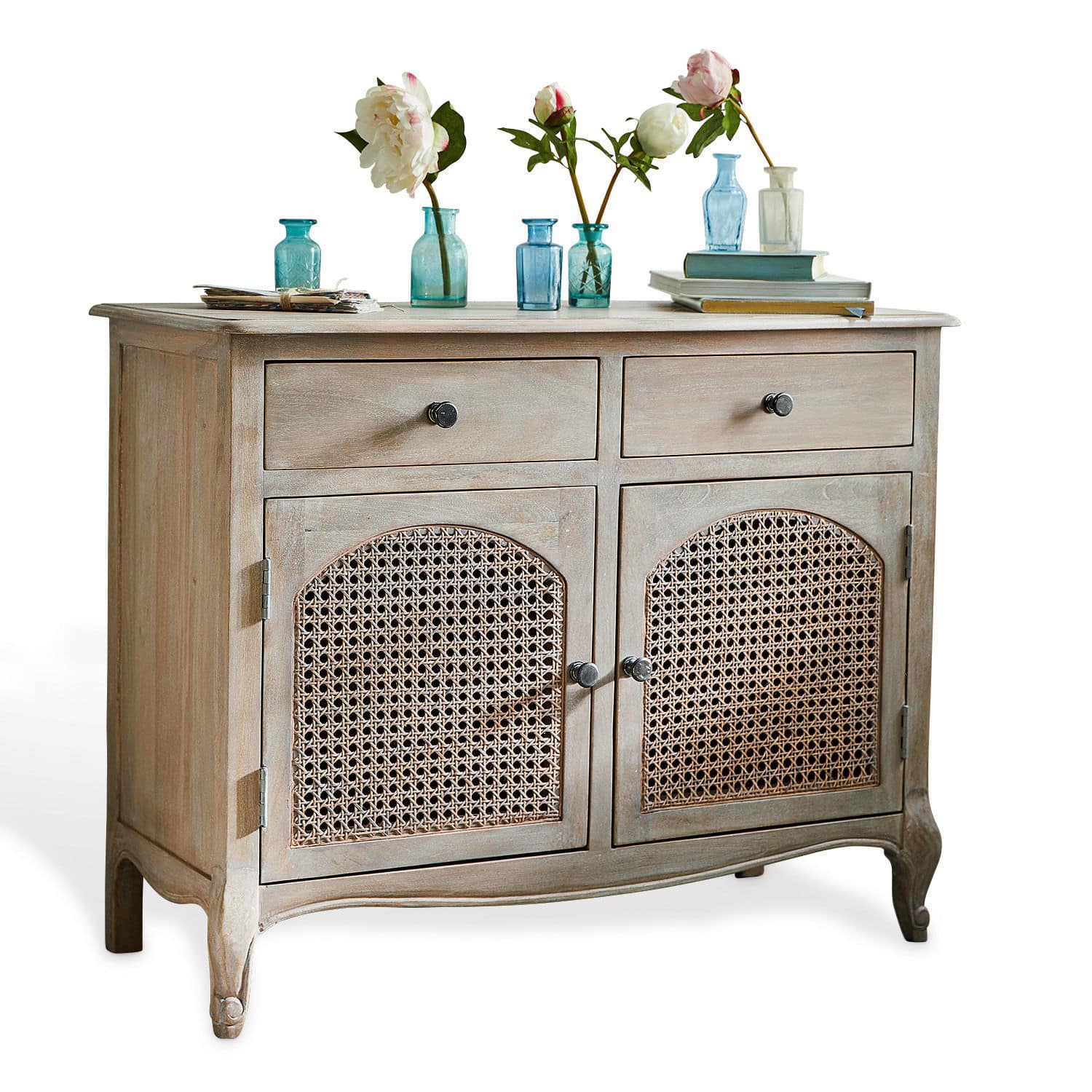 Comò Truso Credenza grigia in legno con ante in rattan e due cassetti, decorata con vasi di vetro blu