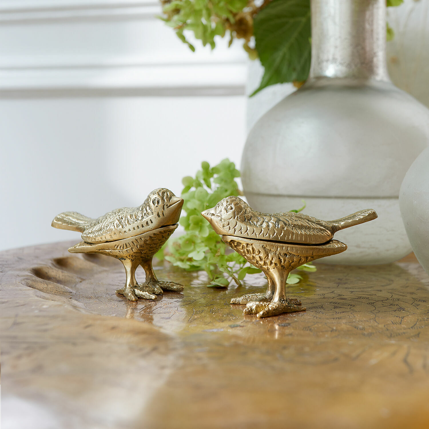 Coppia di uccellini decorativi Fairydell Due uccelli decorativi dorati in metallo su tavolo in legno, accessori per la casa eleganti