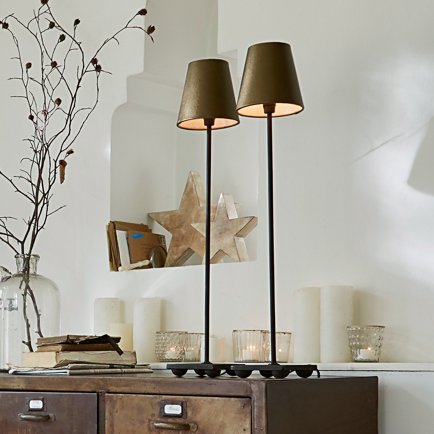 Coppia di lampade da tavolo Filia Lampada da tavolo decorativa in metallo con due paralumi oliva su base scura per interni