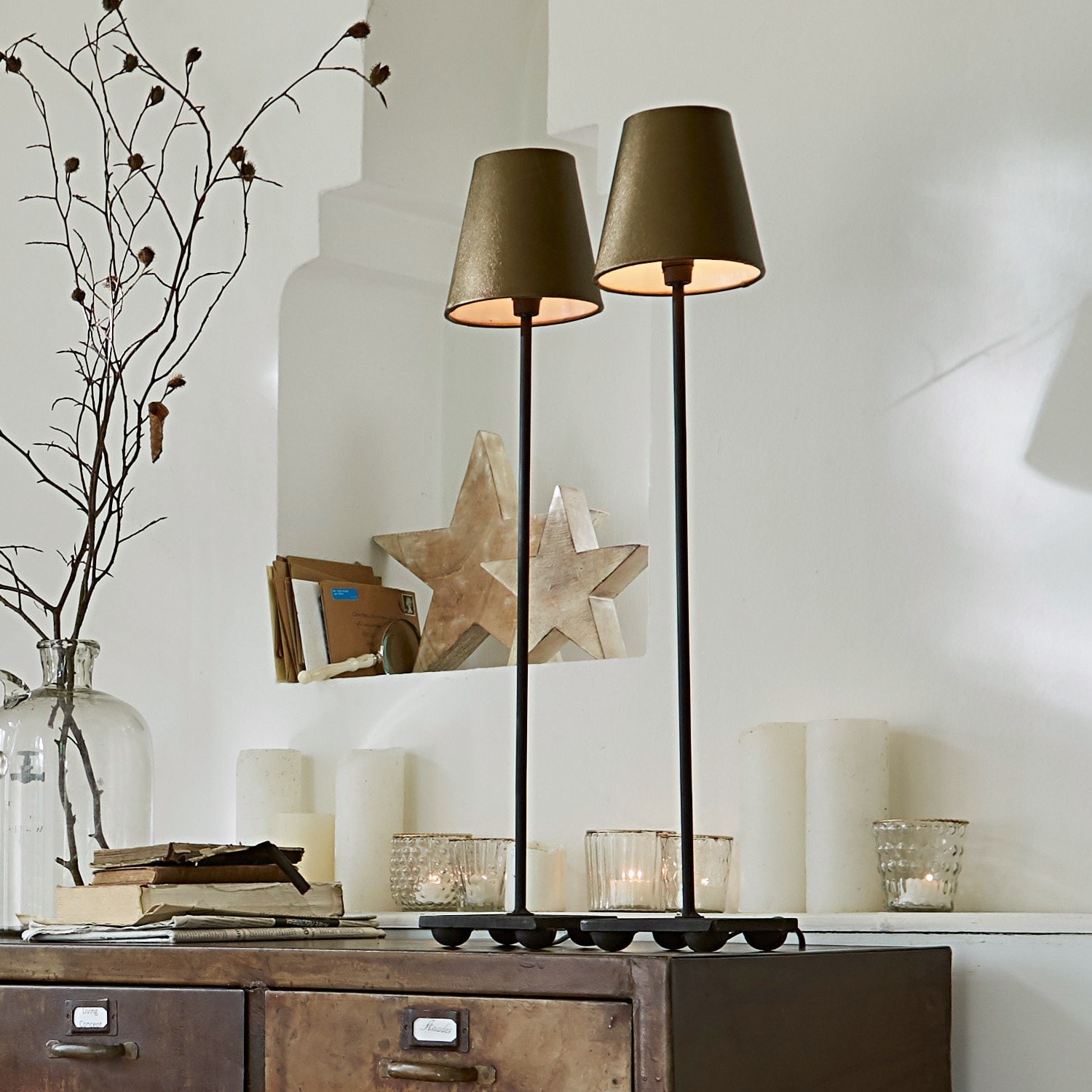 Coppia di lampade da tavolo Filia Lampada da tavolo decorativa in metallo con due paralumi oliva su base scura per interni