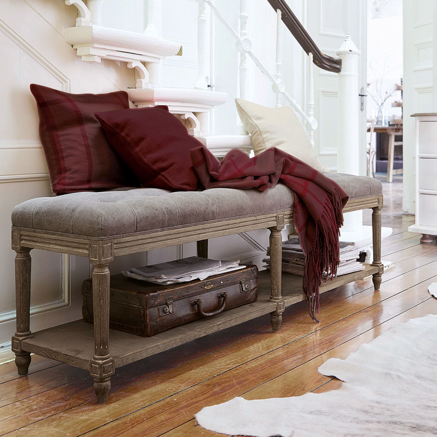 Panca Surcelles Panca imbottita con tessuto grigio e struttura in legno, decorata con cuscini bordeaux e plaid
