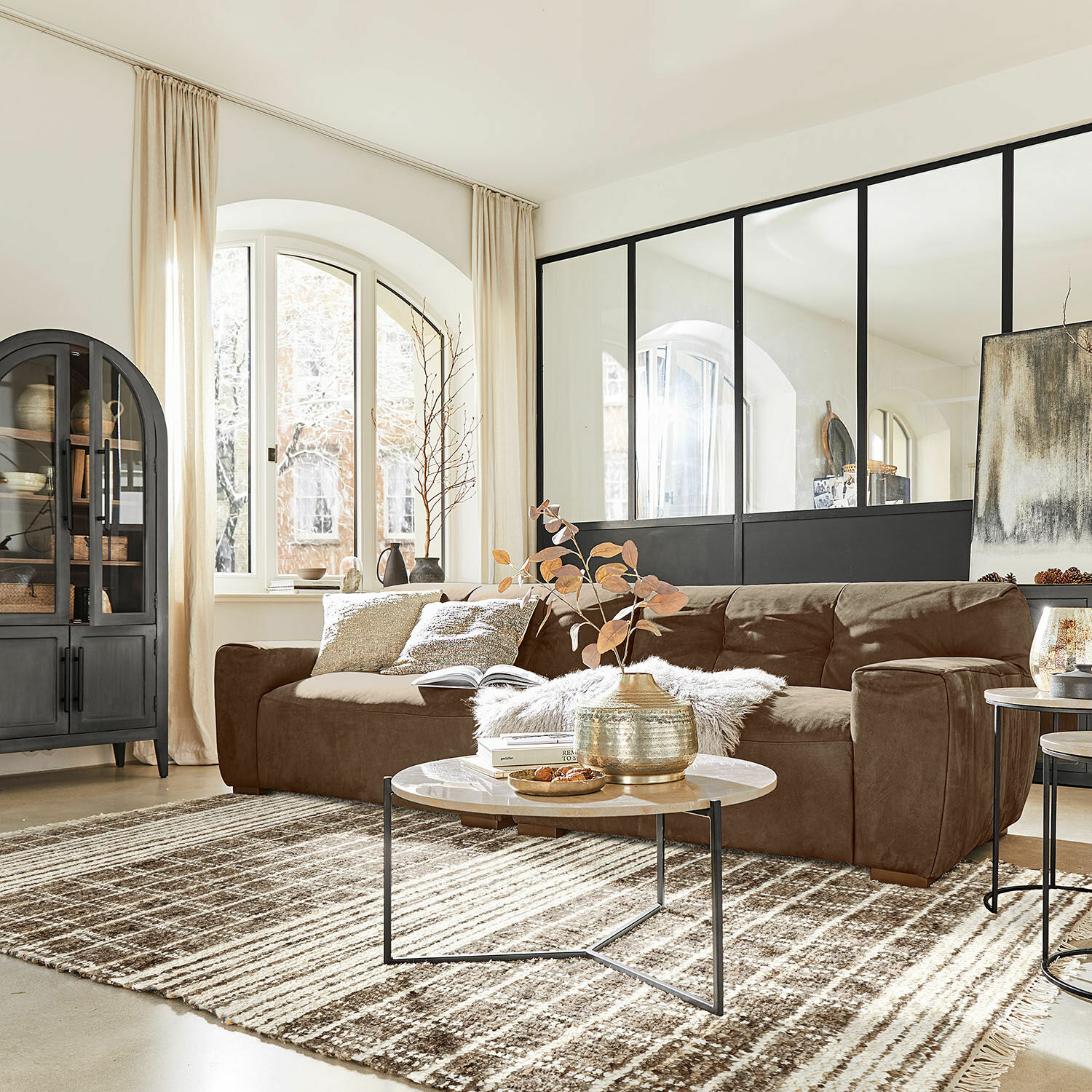 Tappeto Berinique Soggiorno accogliente con divano marrone in microfibra e tappeto chiaro, mobili moderni e decorazioni