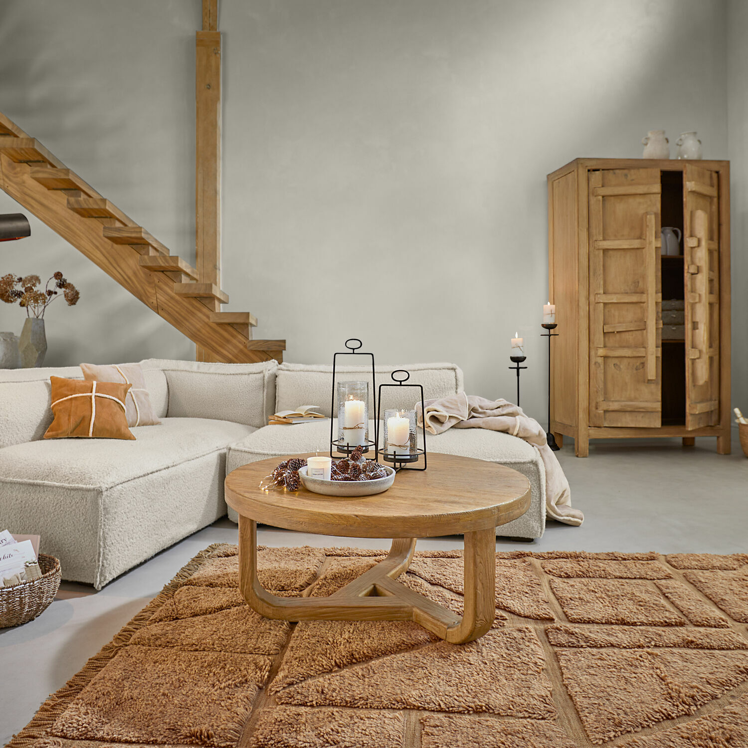 Tappeto Volemar Soggiorno accogliente con divano beige, tavolino rotondo in legno e tappeto marrone, arredamento moderno