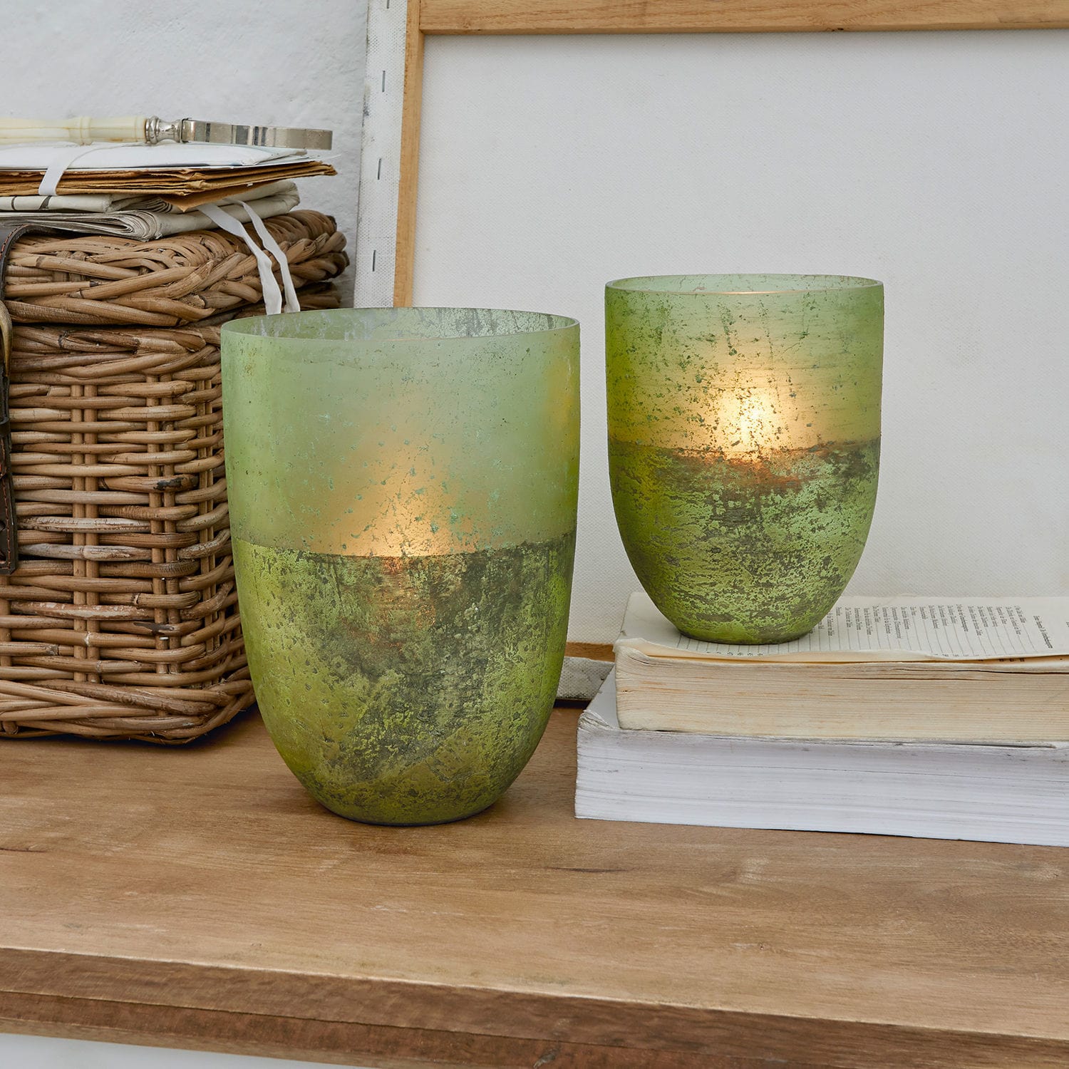 Coppia di portalumini Bessens Set di due portacandele in vetro verde con finitura antica su tavolo in legno