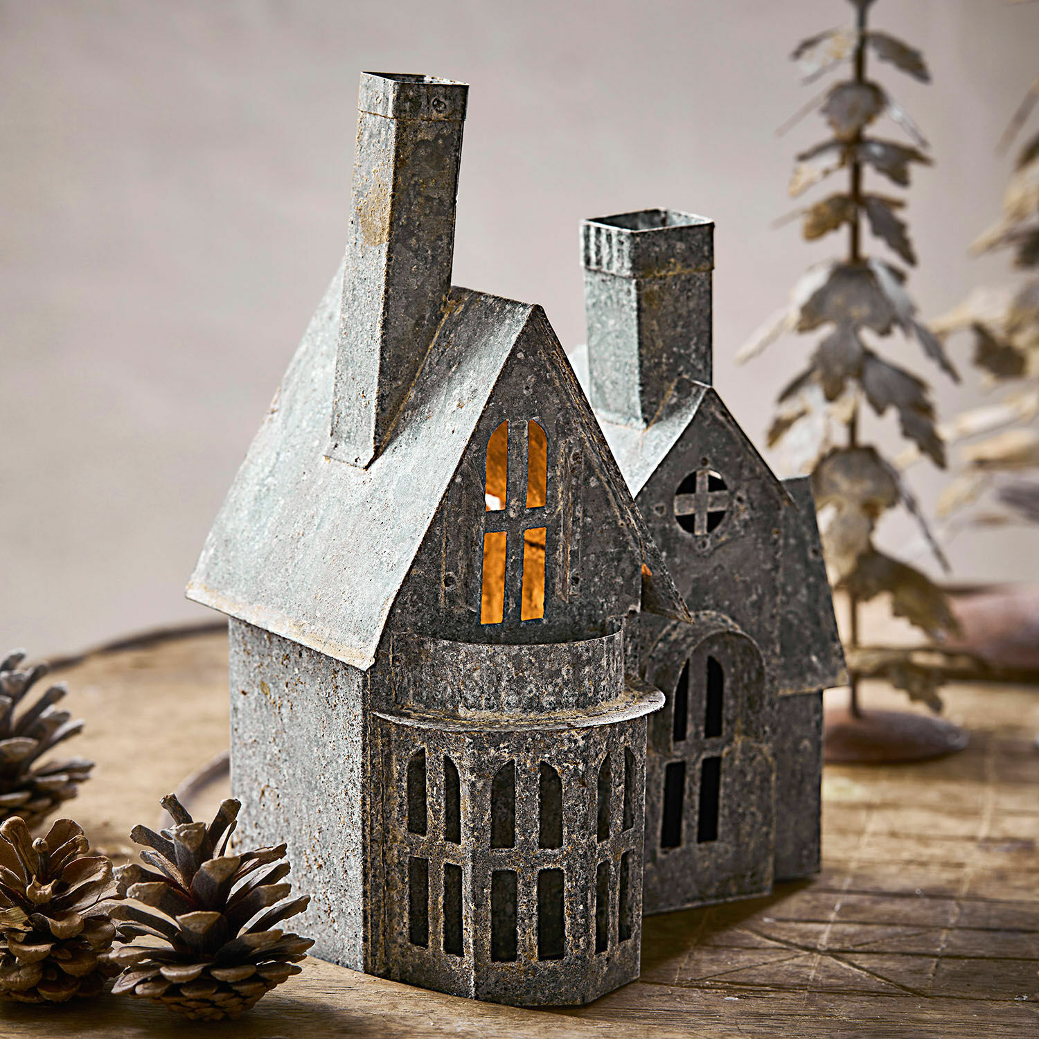 Casetta decorativa Lanoux Case decorative in metallo grigio con finestre ritagliate e luce calda all'interno