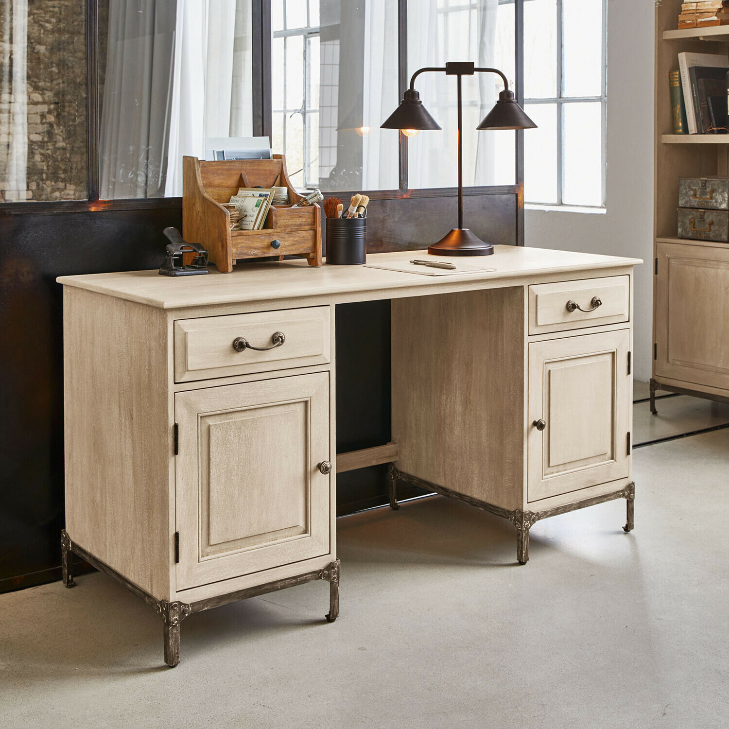 Scrivania Aldrics Scrivania in legno beige con gambe in metallo e due cassetti stile vintage per ufficio