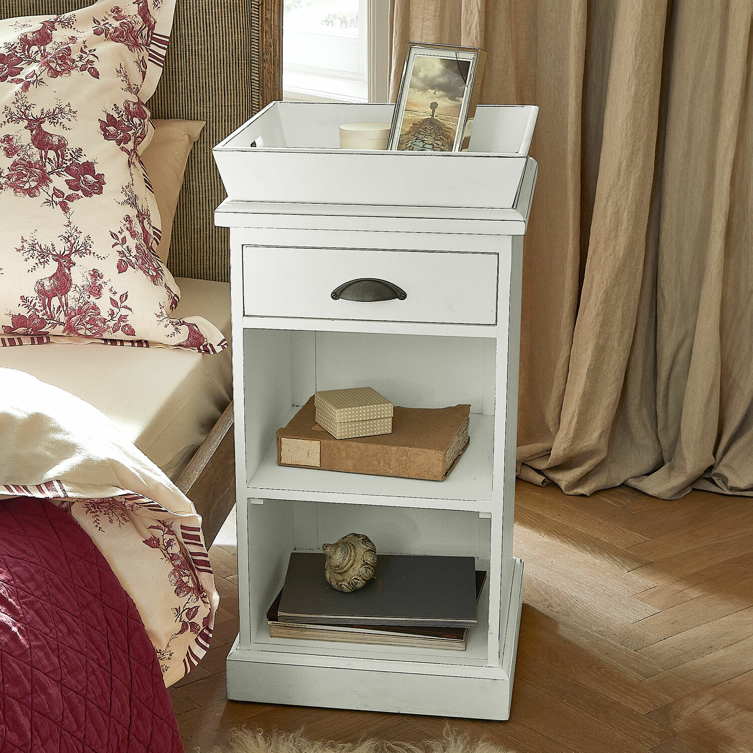 Comodino Montarie Comodino bianco in legno con cassetto e ripiani, mobile decorativo per camera da letto