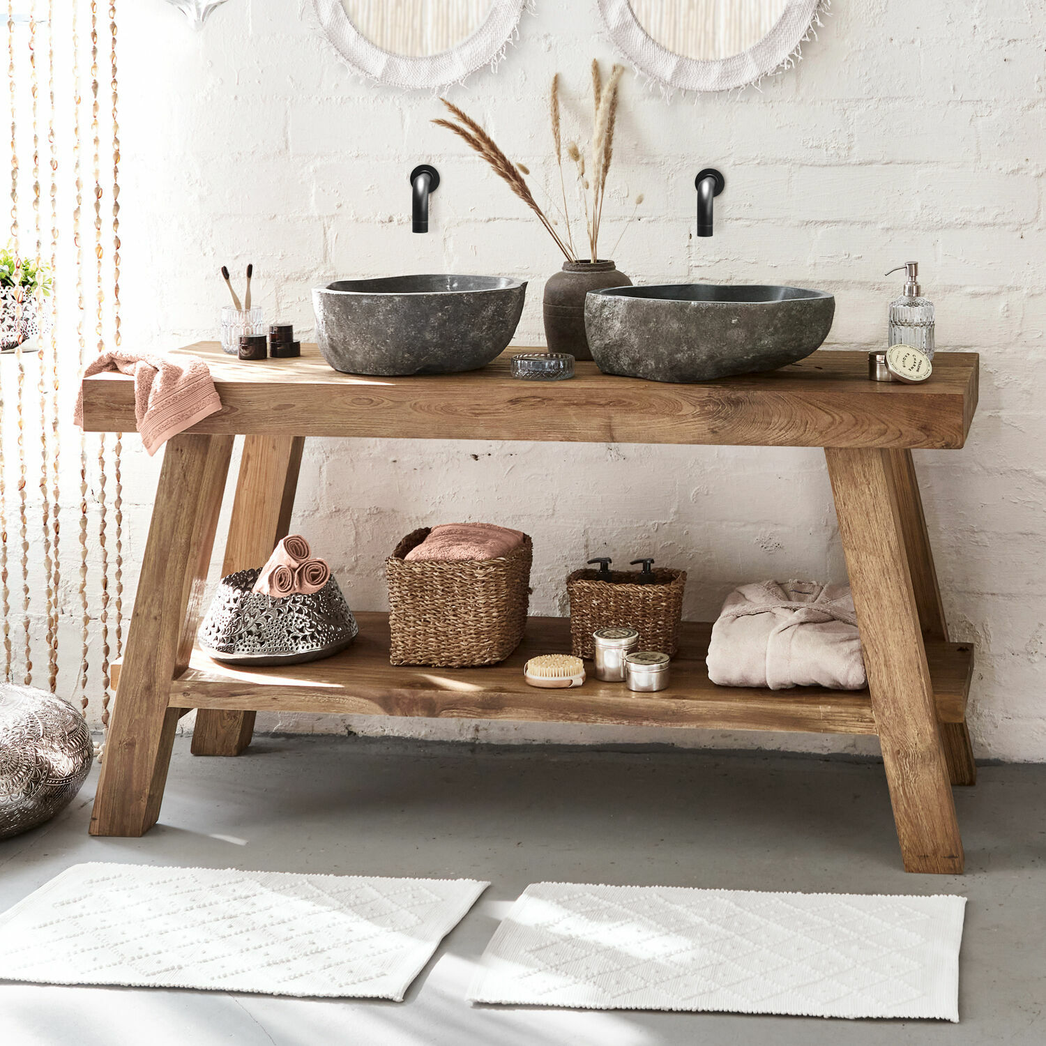 Mobile con doppio lavabo Eguenigue Consolle da bagno in legno con lavabi in pietra nera e accessori naturali decorativi