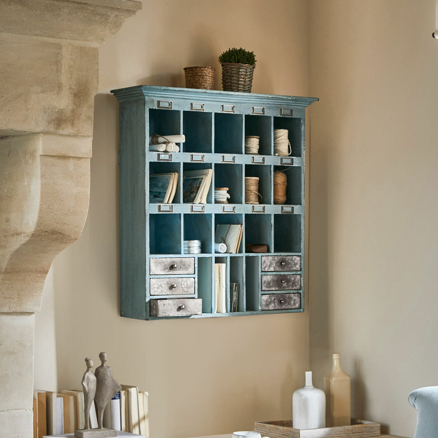 Scaffale Andover Mobile da parete blu in legno con cassetti metallici e scomparti per libri e decorazioni
