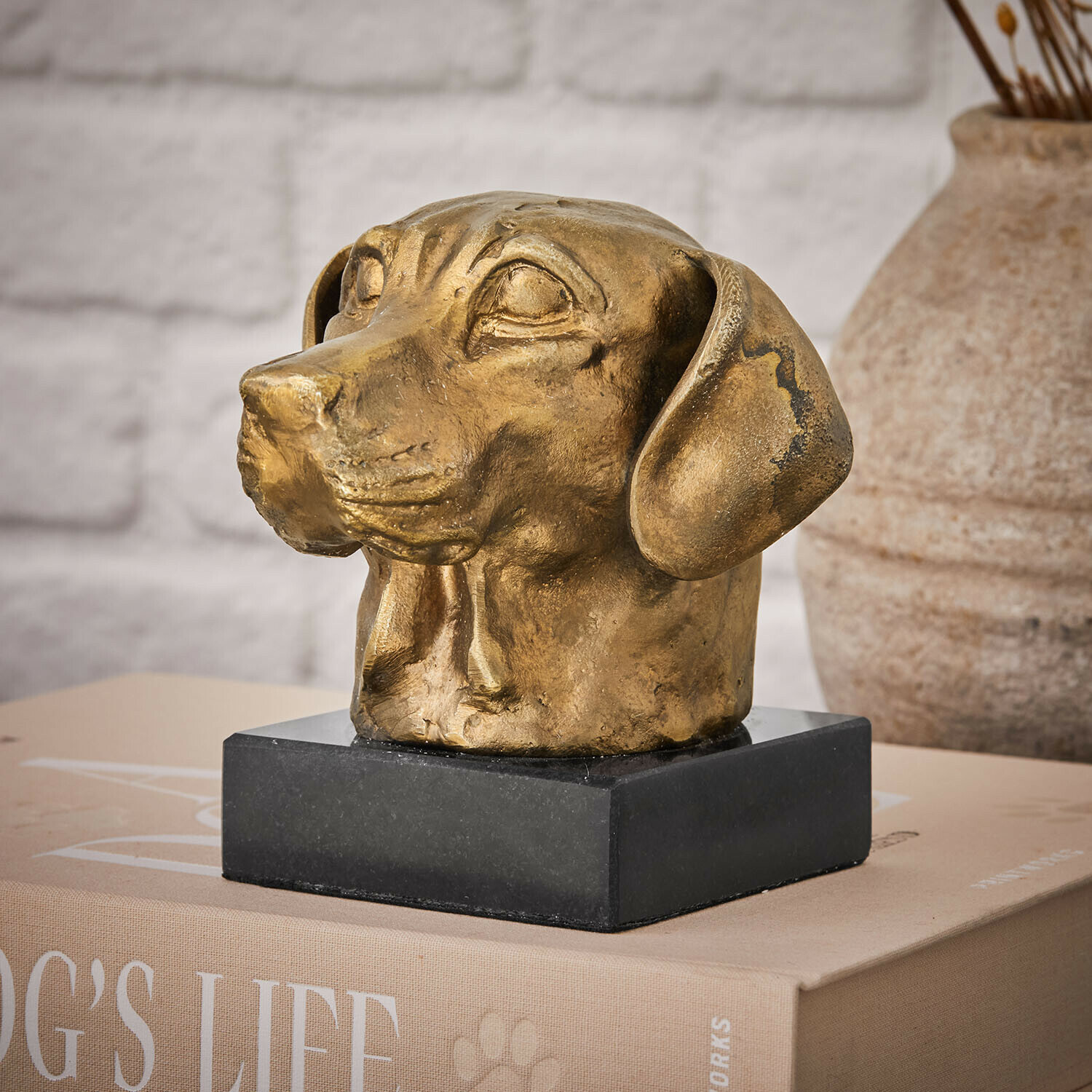 Testa di cane decorativa Nareen Scultura dorata a forma di testa di cane in metallo su base nera, decorazione per interni