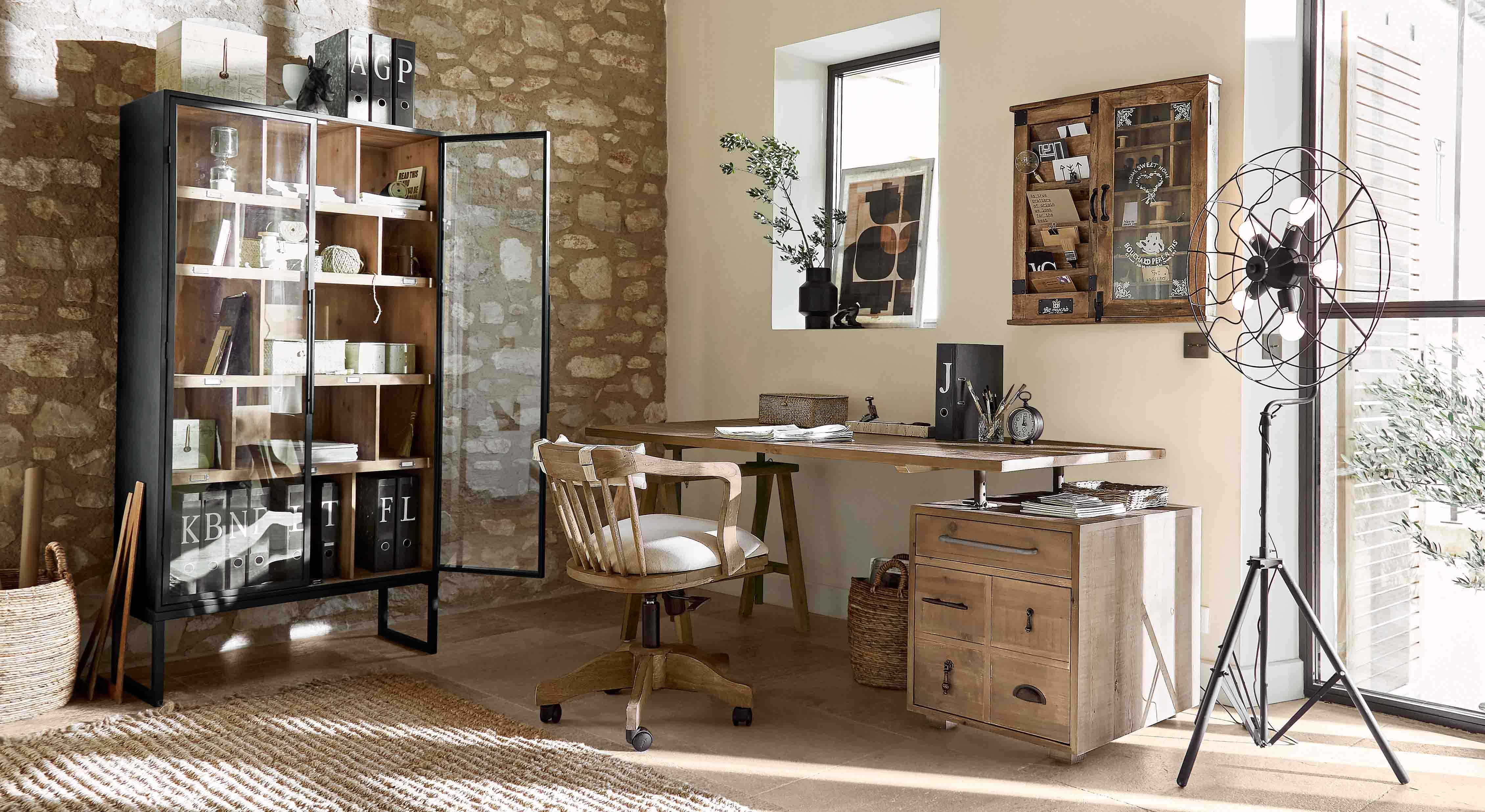 Ufficio accogliente con scrivania in legno, sedia girevole e armadietto in legno colore naturale