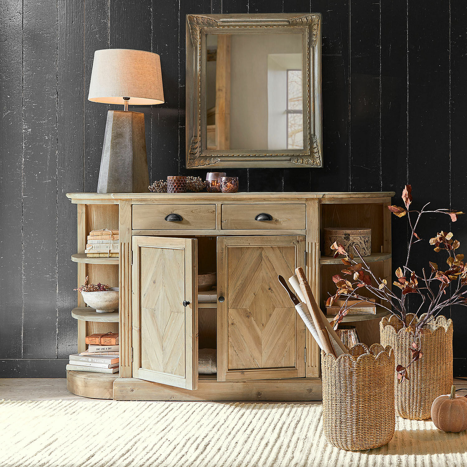 Comò Tressique Credenza in legno naturale con cassetti e ripiani, lampada e decorazioni in soggiorno