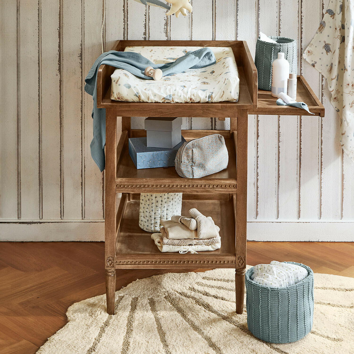 Fasciatoio Bellouvre Fasciatoio in legno con materassino morbido beige e blu, scaffali per accessori in cameretta