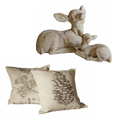 Decorazione con due cuscini beige stampati e una statua in pietra di due cerbiatti sdraiati