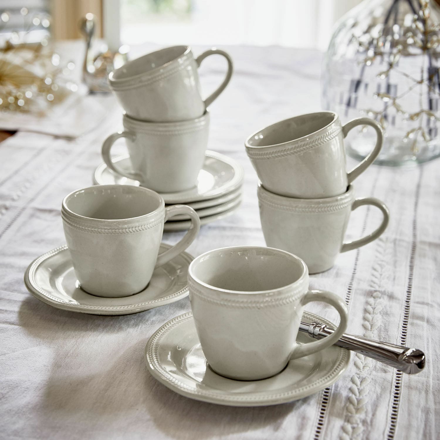 Set di 6 tazze con piattino Norrvik Set di tazze in ceramica bianca con piattini su tovaglia bianca per caffè e tè