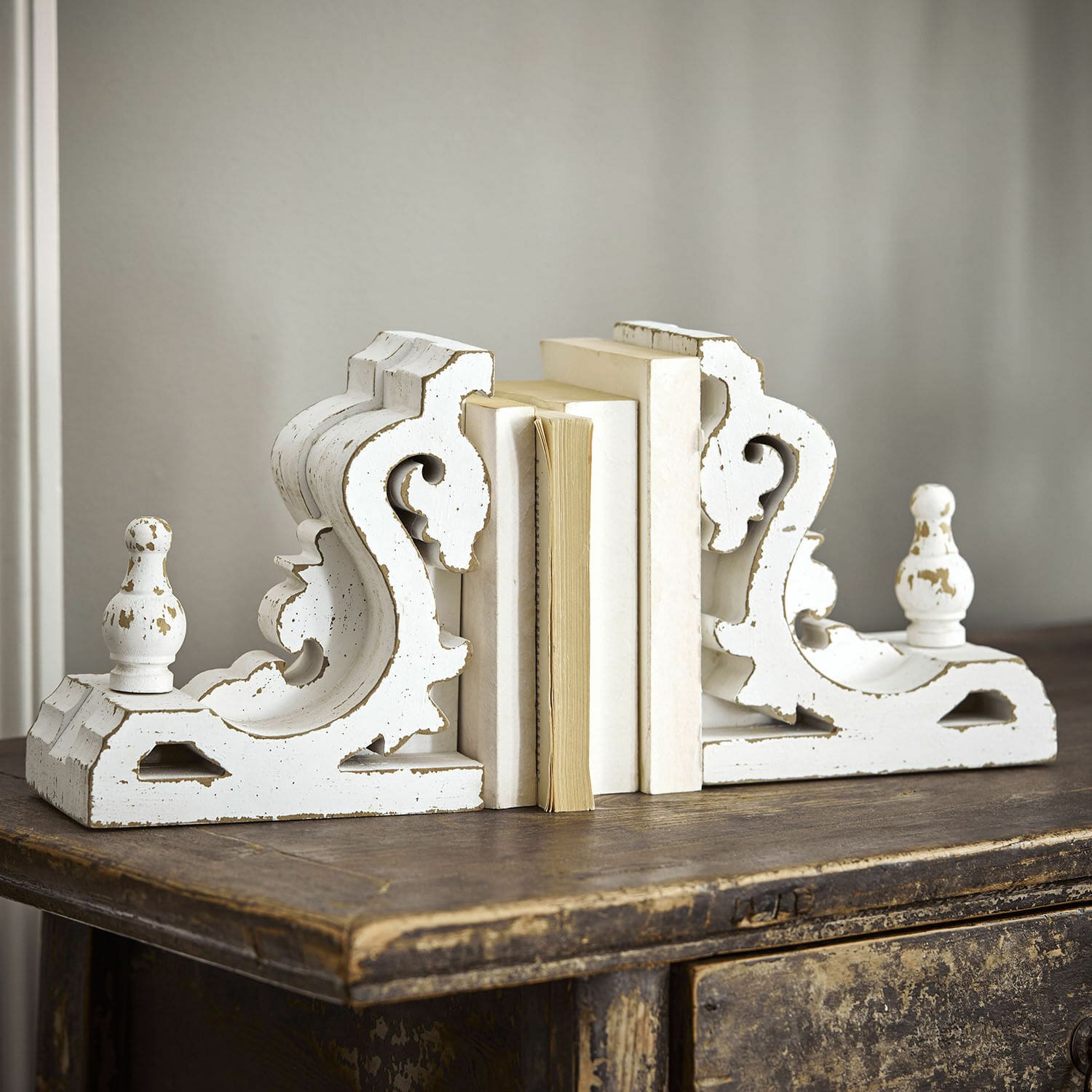 Coppia di reggilibri Sami Fermalibri in legno bianco invecchiato su tavolo in legno, accessori decorativi per la casa