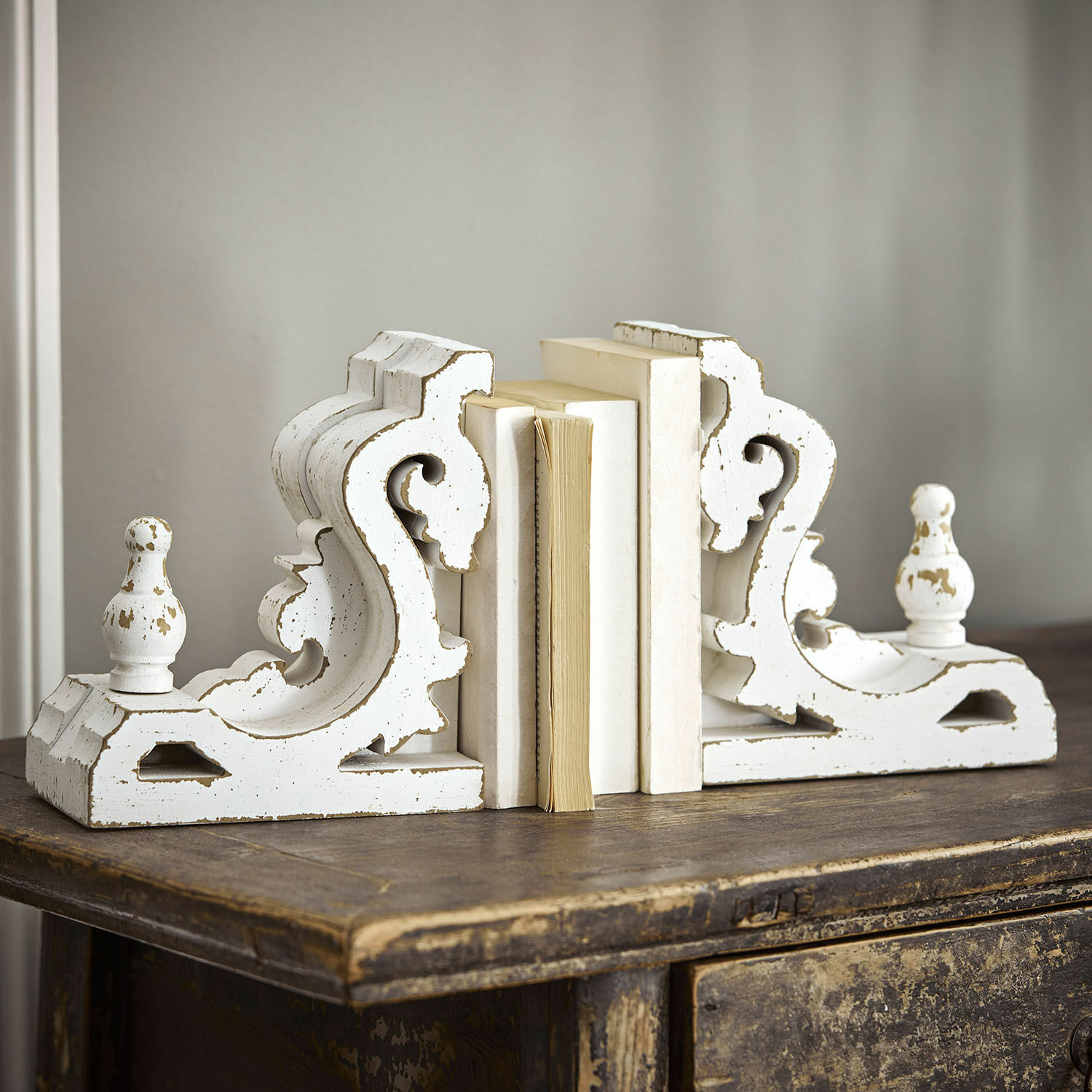 Coppia di reggilibri Sami Fermalibri in legno bianco invecchiato su tavolo in legno, accessori decorativi per la casa