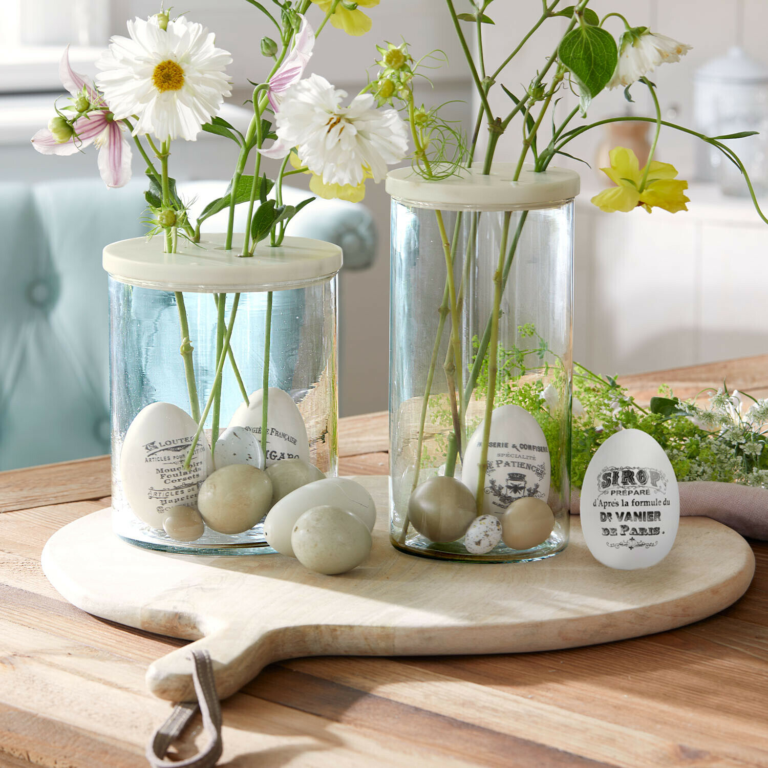 Set di 4 uova di Pasqua Maison Vélour Vasi in vetro con uova decorative bianche e beige e fiori su tagliere in legno