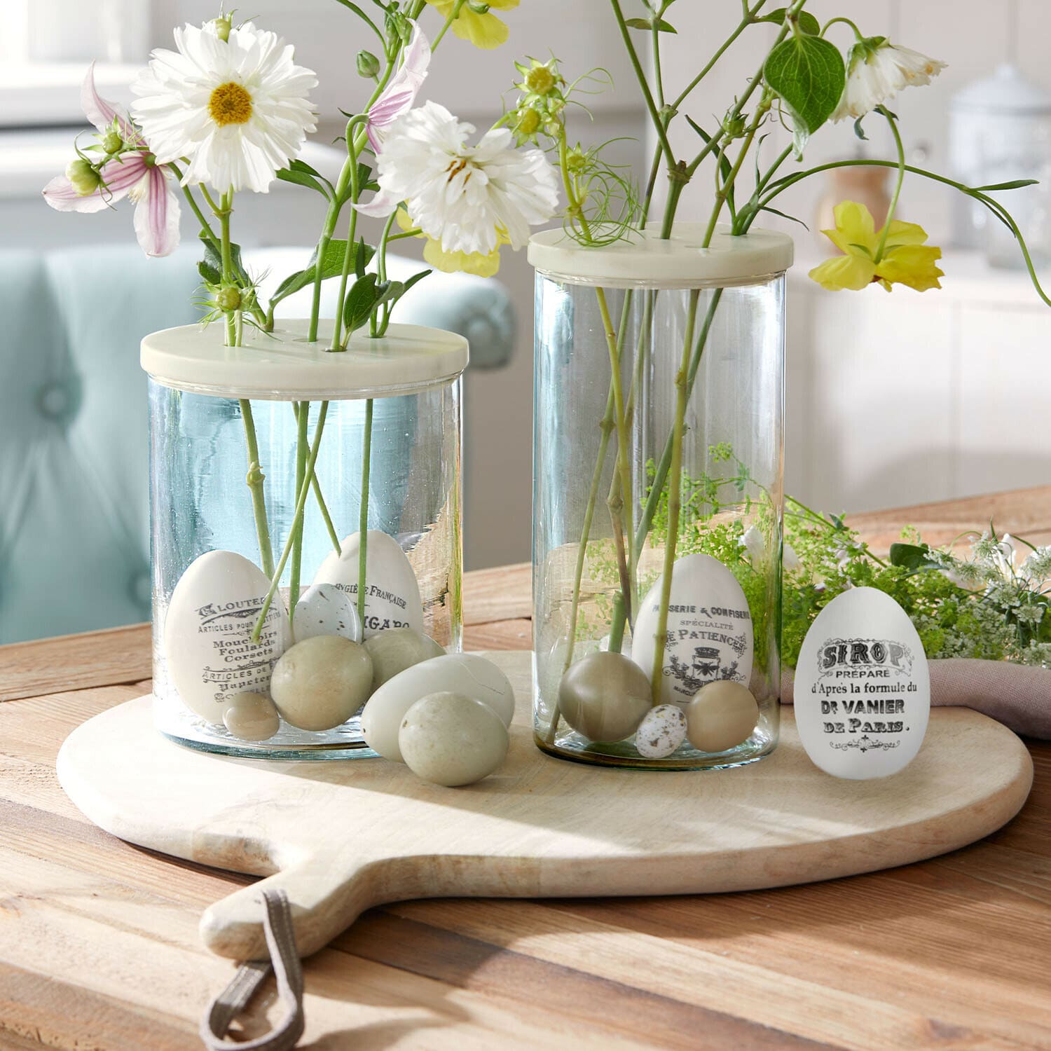 Set di 4 uova di Pasqua Maison Vélour Vasi in vetro con uova decorative bianche e beige e fiori su tagliere in legno