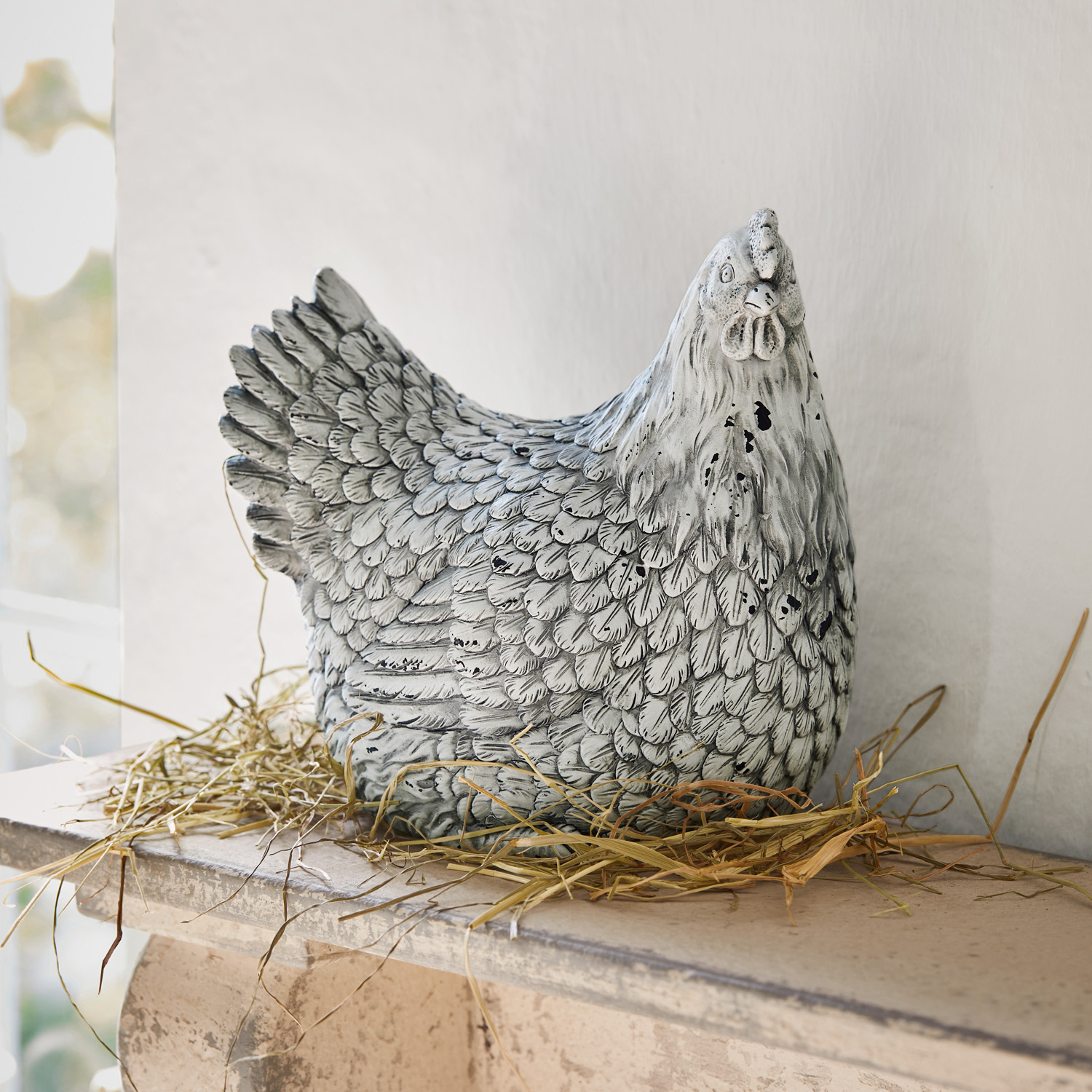 Figura decorativa di gallina in ceramica grigia su paglia, ornamento per interni e giardino
