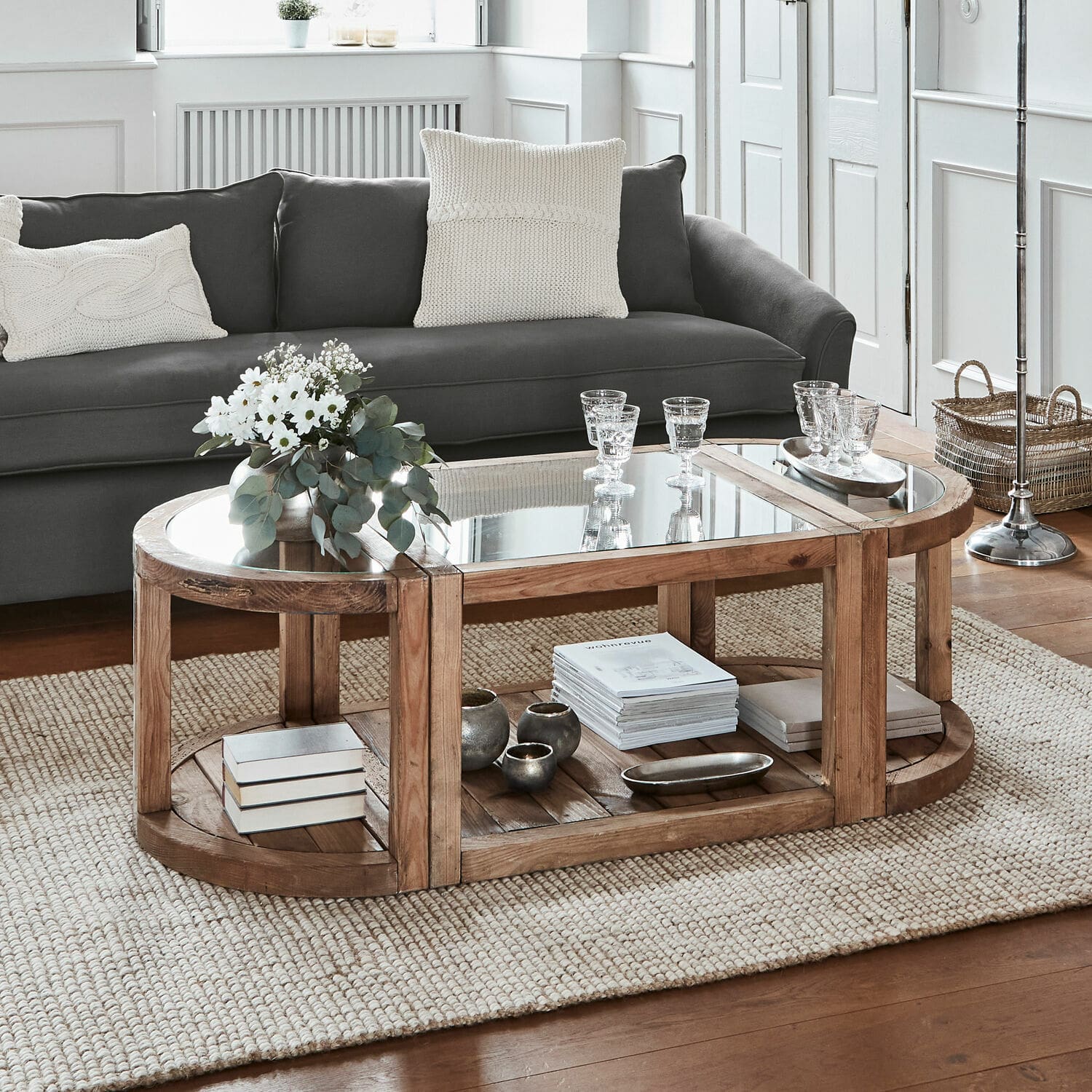 Tavolino da salotto Hyllorian Tavolino ovale in legno e vetro su tappeto beige in soggiorno moderno