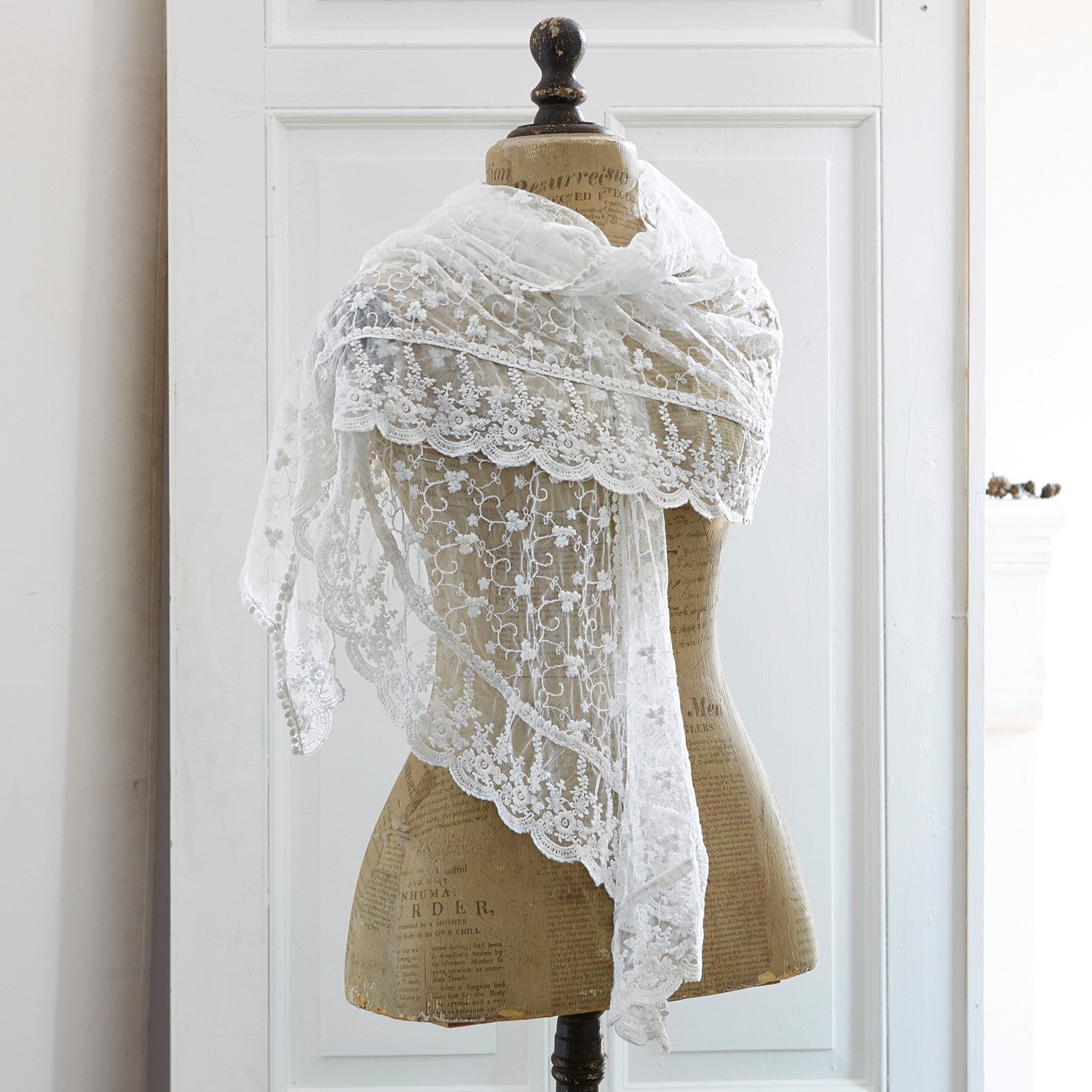 Scialle Belvéze Sciarpa in pizzo bianco con delicato motivo floreale su manichino, accessorio decorativo per abbigliamento