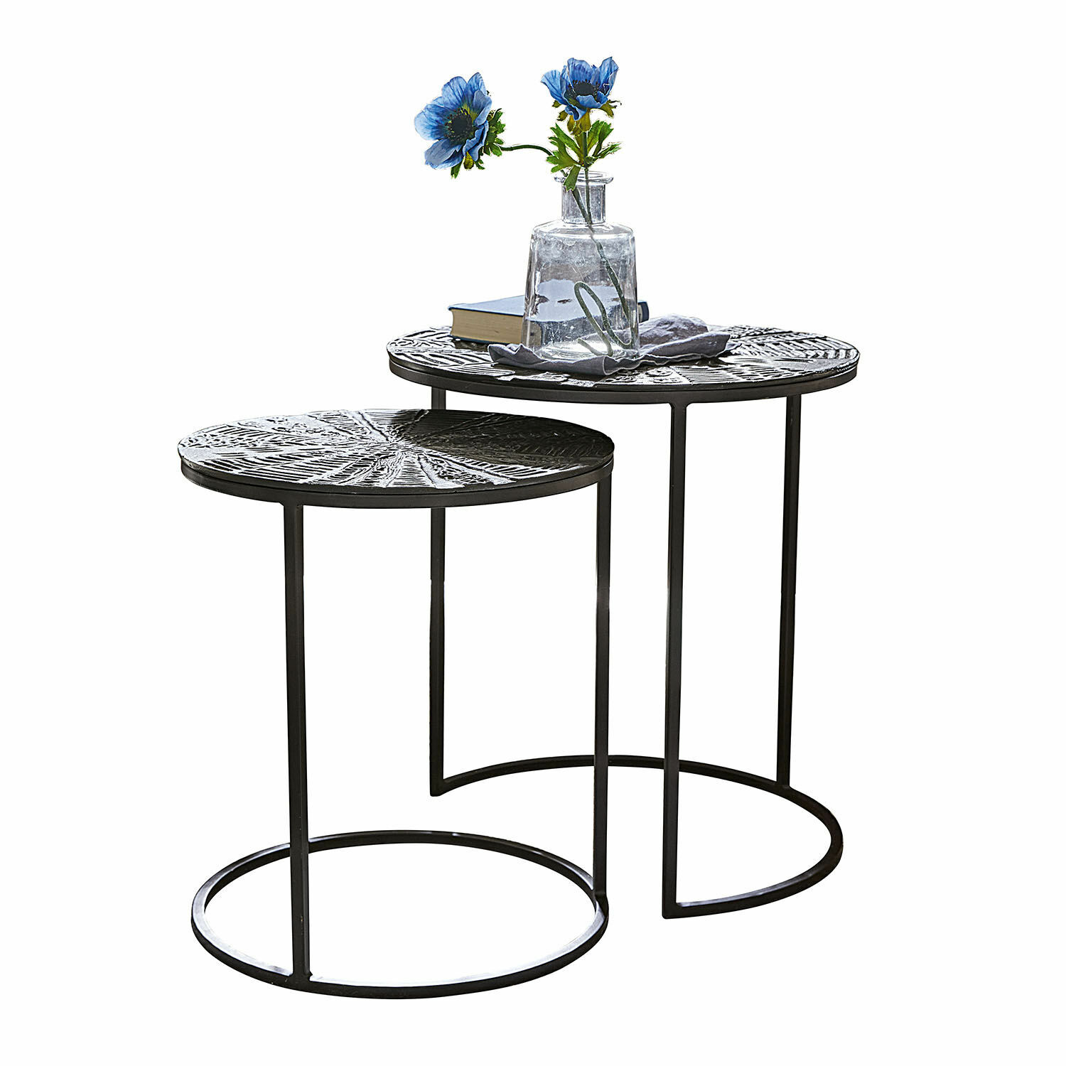 Coppia di tavolini di complemento Petrosini Set di due tavolini neri in metallo con piano decorativo e vaso con fiori blu