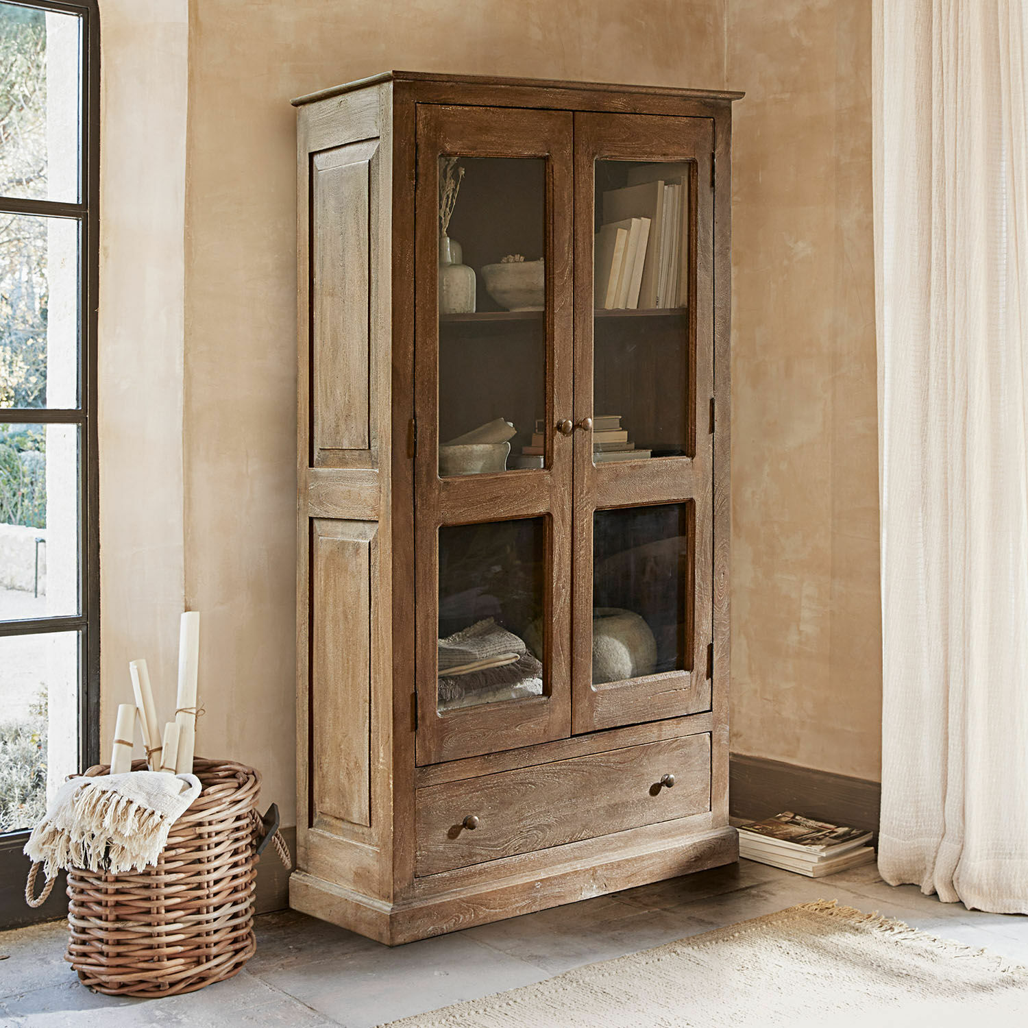 Armadio con ante in vetro Gévaudan Mobile in legno marrone con ante in vetro e cassetto per libri e oggetti decorativi