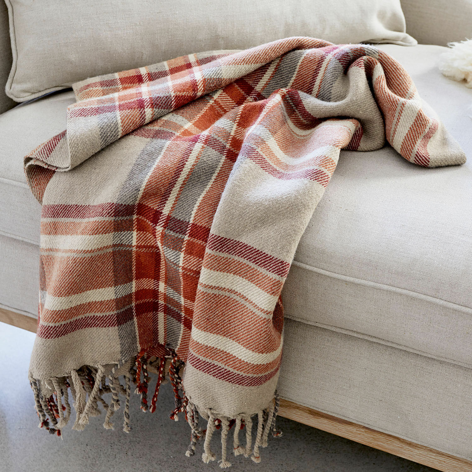 Plaid Tartan Coperta in cotone a quadri beige e rossi su divano chiaro, accessorio decorativo accogliente