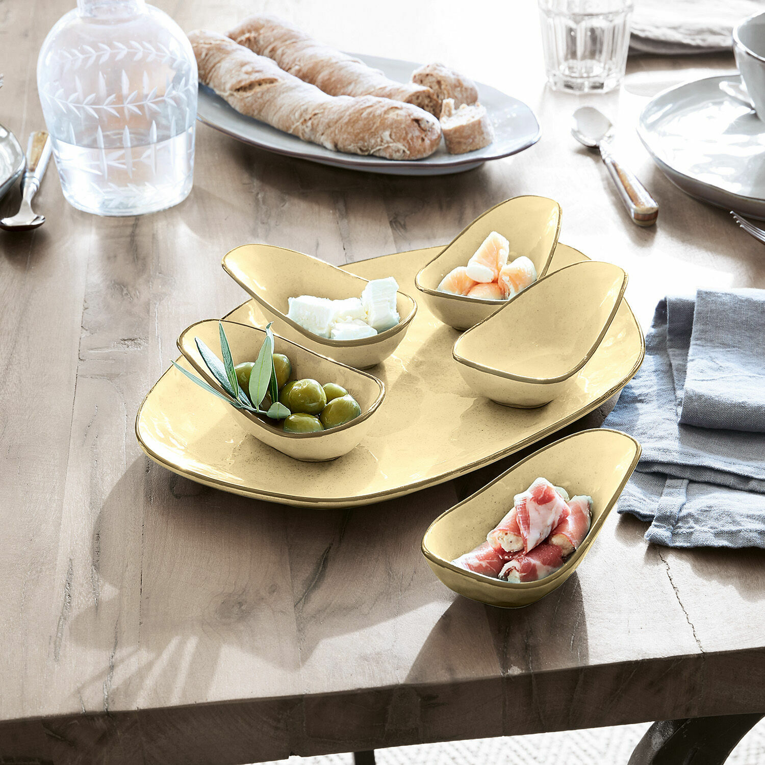 Set di 6 ciotoline su piatto Biarré Set di ciotole in ceramica gialla per snack su tavolo in legno con olive e formaggio