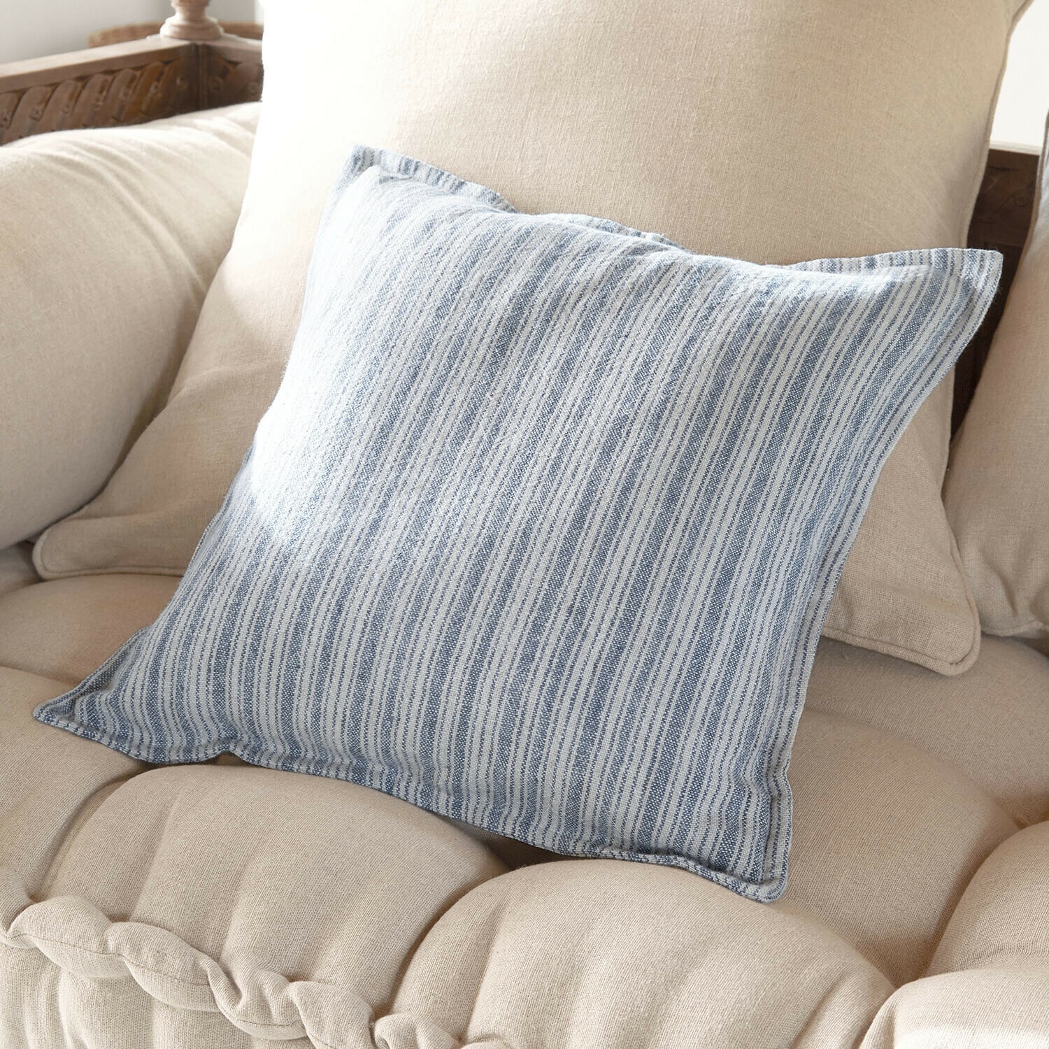 Copricuscino Freydaal Cuscino decorativo in cotone a righe blu e bianco su divano beige, accessorio elegante per interni