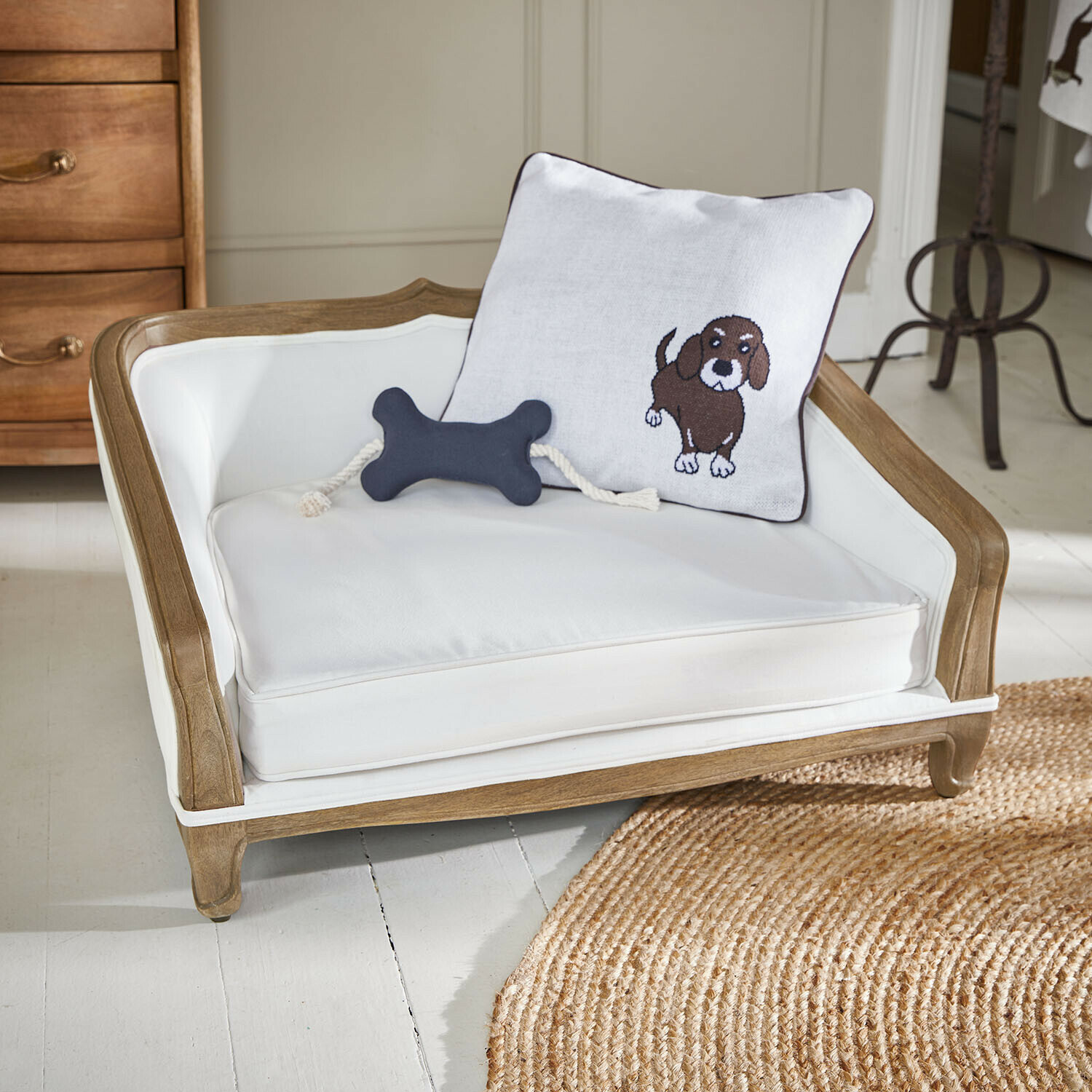 Letto per animali Whisley Cuccia in legno per cani con cuscino bianco e cuscino decorativo con cane, spazio confortevole per animali