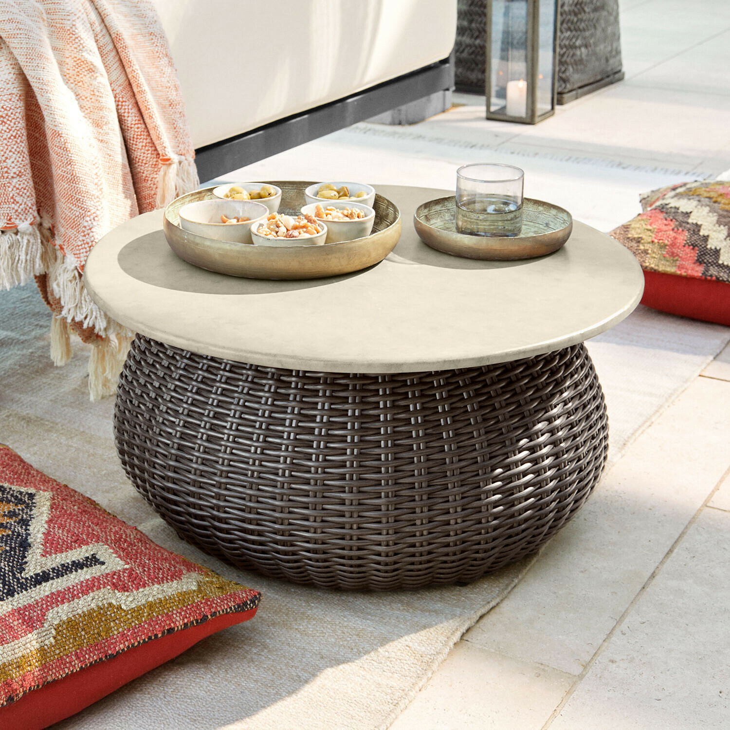 Tavolino da salotto Tarevo Tavolino rotondo in rattan marrone con piano chiaro, ideale per giardino e terrazza