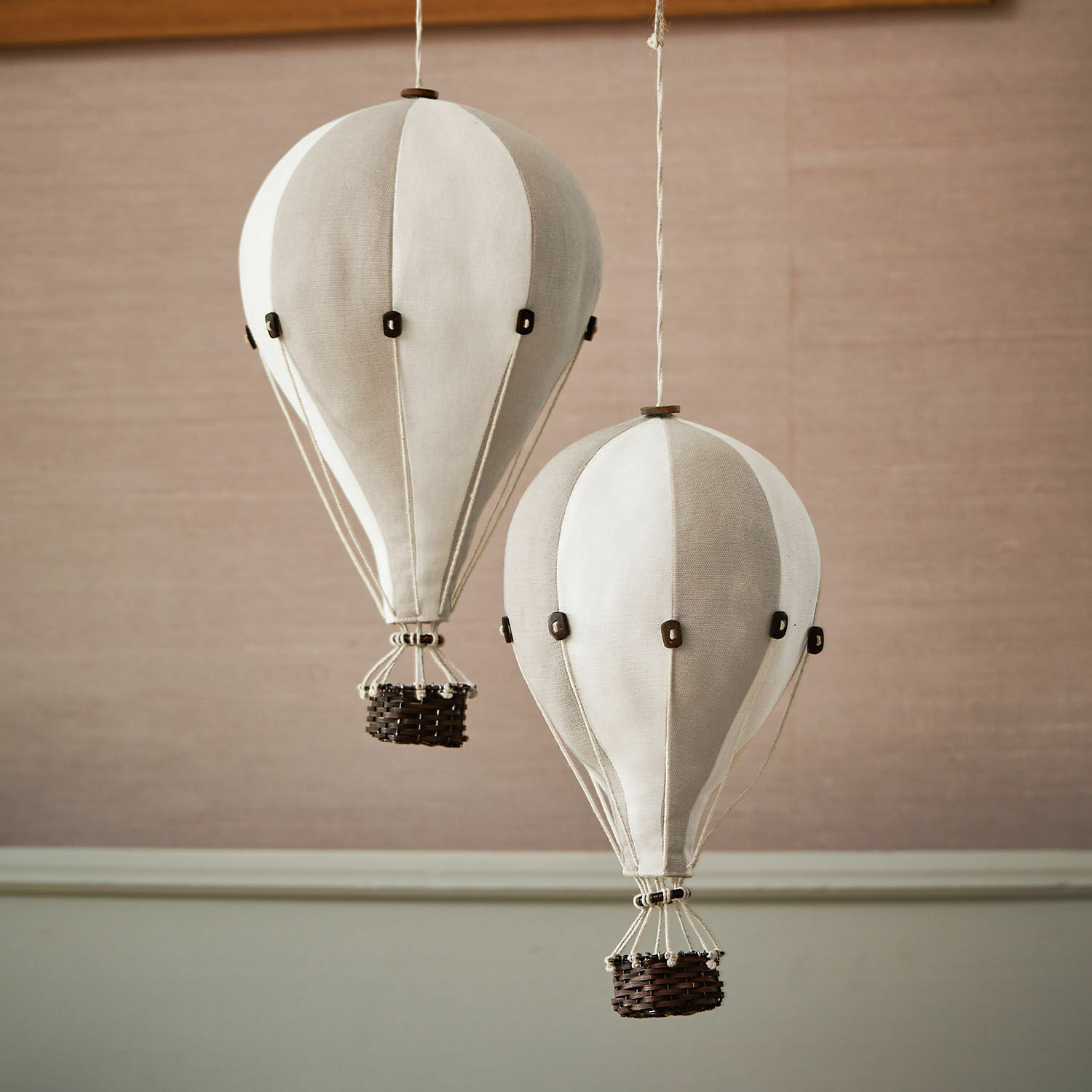 Coppia di mongolfiere decorative Merrybean Palloni decorativi sospesi in tessuto beige e bianco per arredamento interno