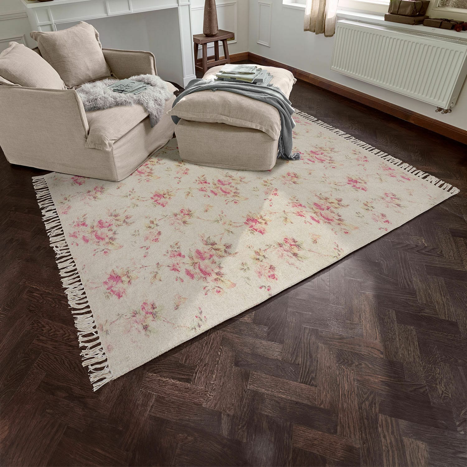 Tappeto Ingvi Tappeto beige con motivo floreale e frange su pavimento in legno scuro in soggiorno