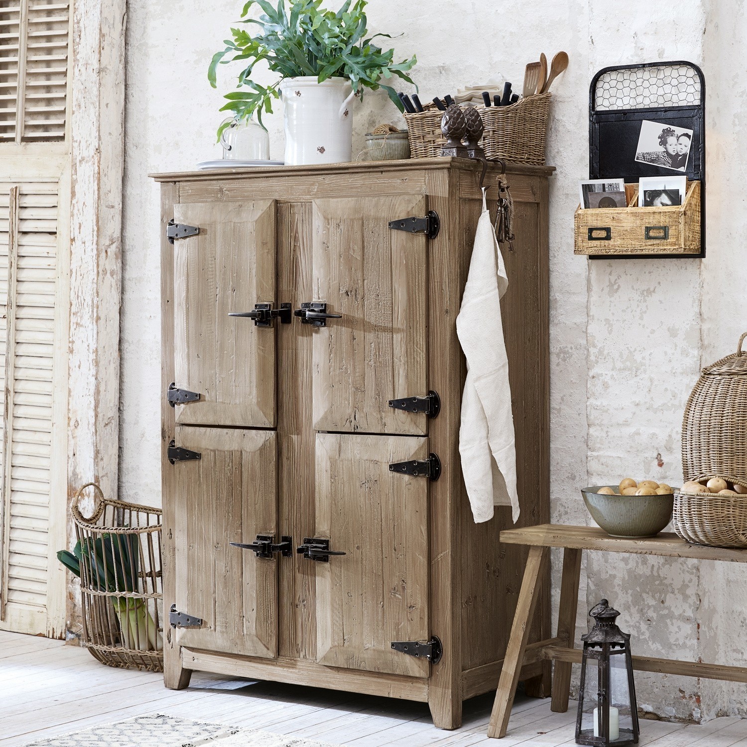 Credenza Centennial Armadio rustico in legno naturale con cerniere e maniglie in metallo per spazio di archiviazione
