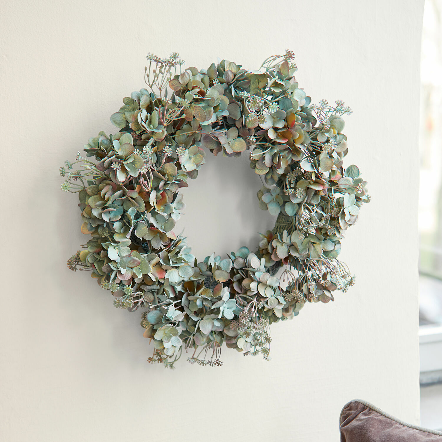 Ghirlanda Amarente Corona decorativa di foglie secche in tonalità verde e marrone appesa al muro per decorazione d'interni